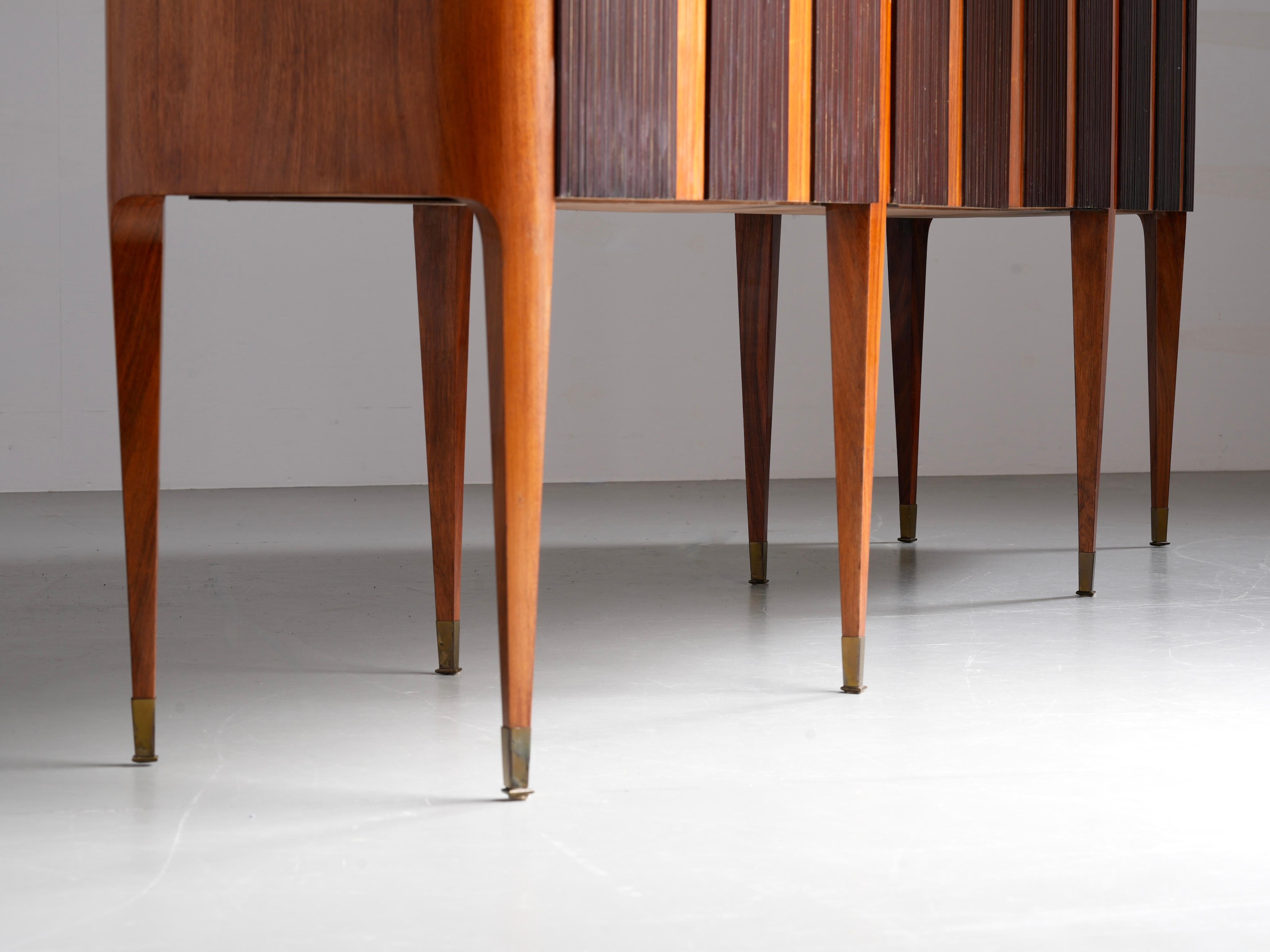 Paolo Buffa Grande Credenza mit acht Beinen aus Holz, Messing und Glas, Italien, 1950er Jahre im Angebot 11
