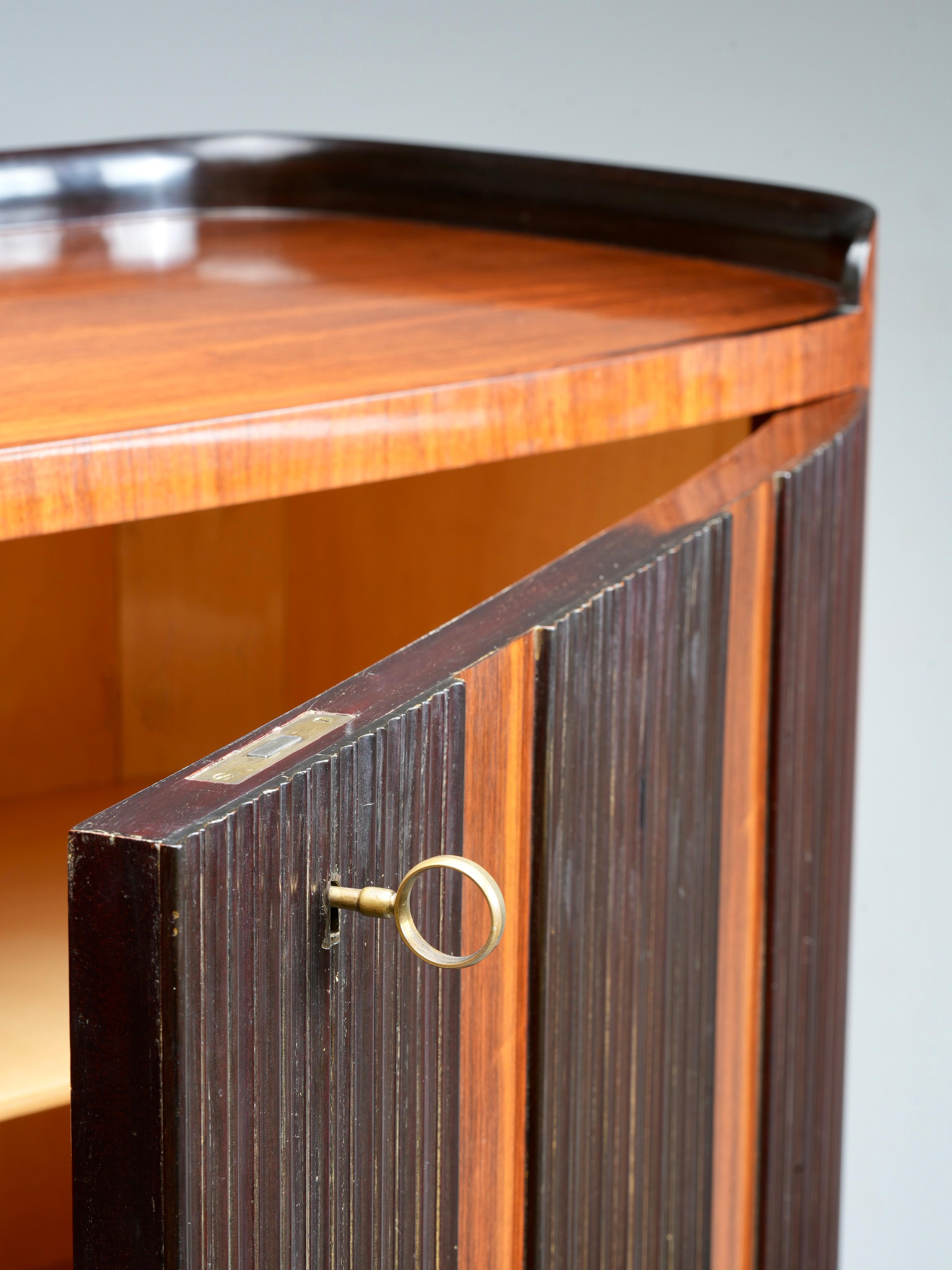 Paolo Buffa Grande Credenza mit acht Beinen aus Holz, Messing und Glas, Italien, 1950er Jahre im Angebot 12