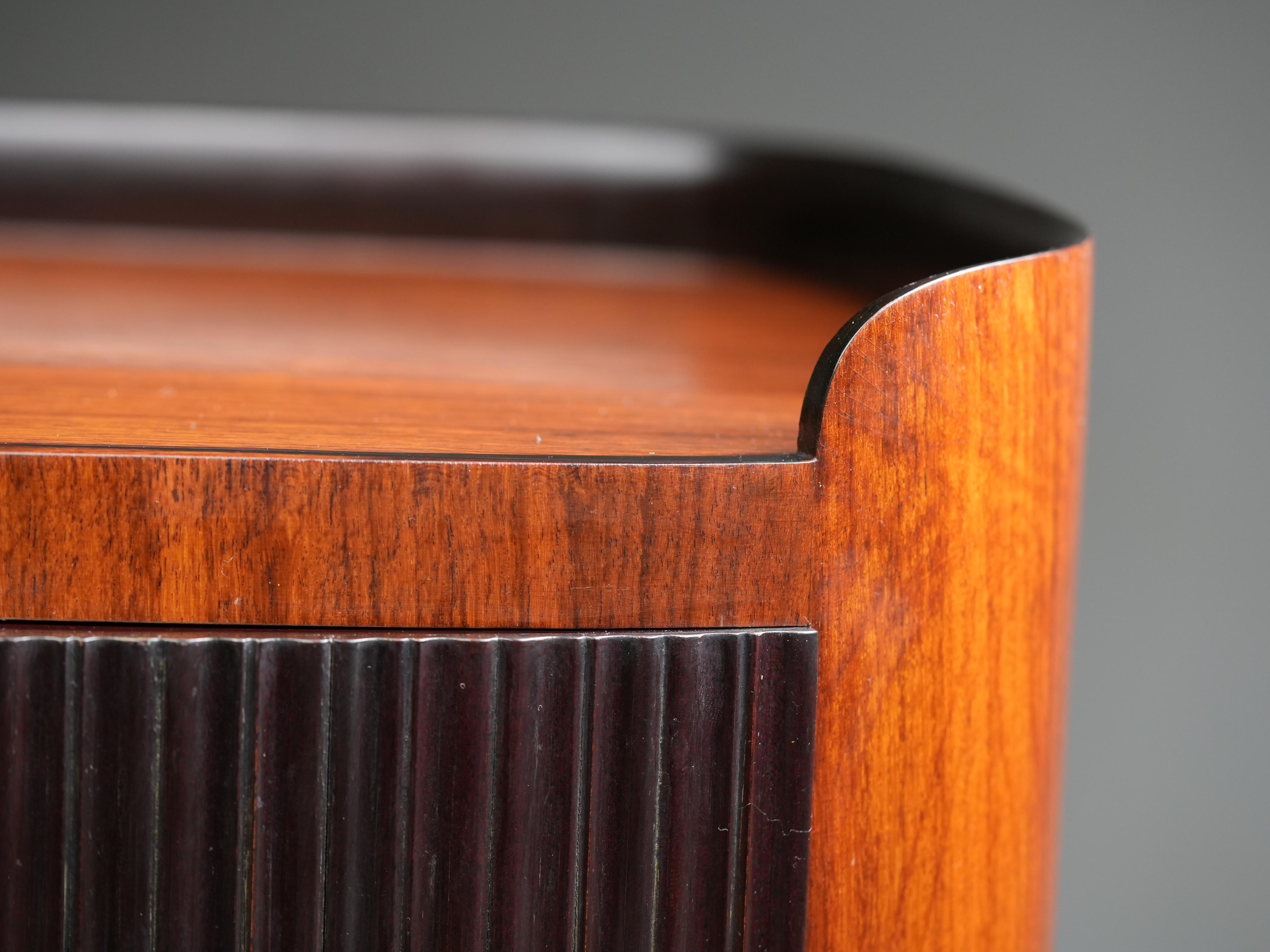 Paolo Buffa Grande Credenza mit acht Beinen aus Holz, Messing und Glas, Italien, 1950er Jahre im Angebot 13