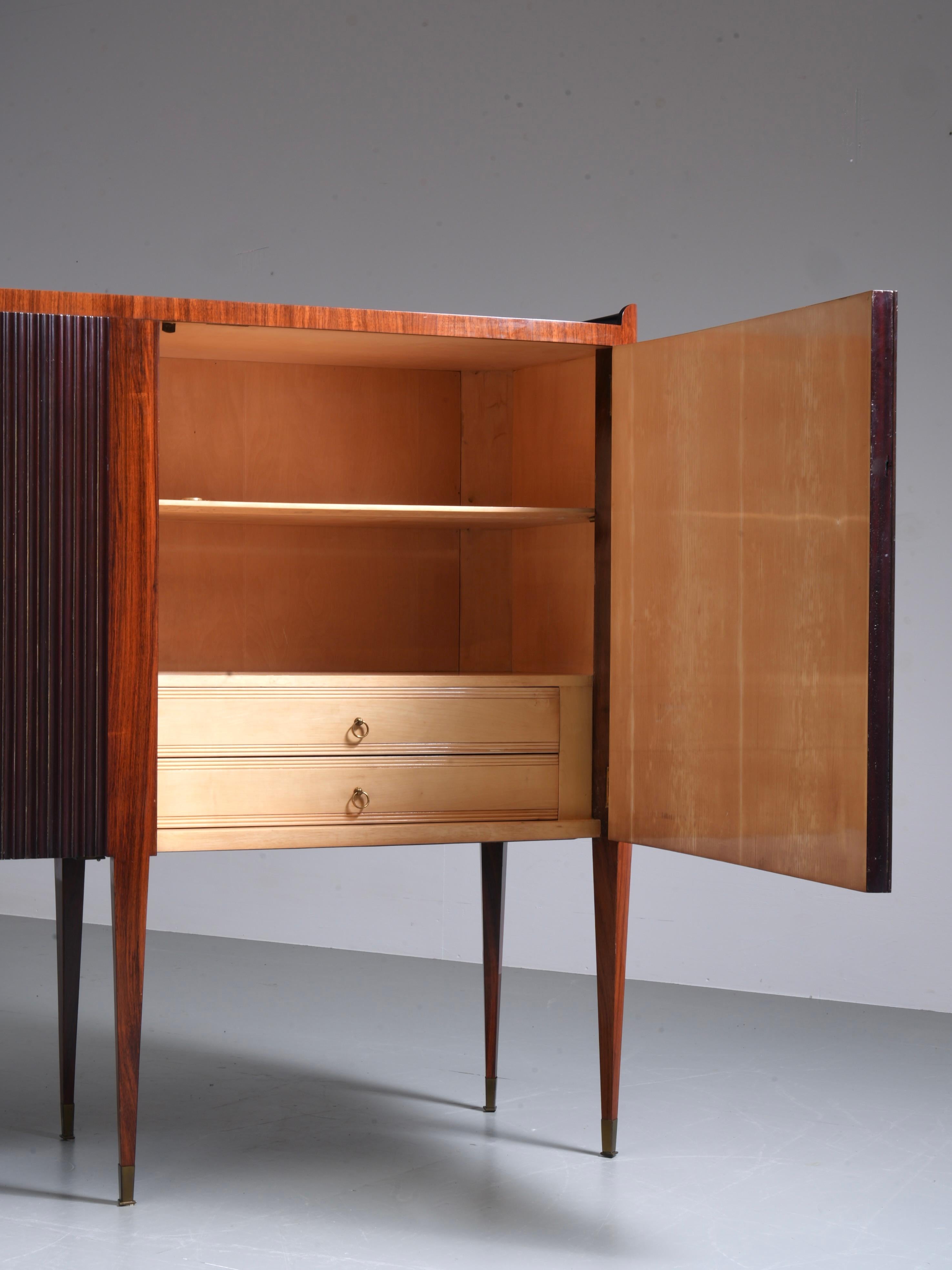 Paolo Buffa Grande Credenza mit acht Beinen aus Holz, Messing und Glas, Italien, 1950er Jahre im Angebot 14