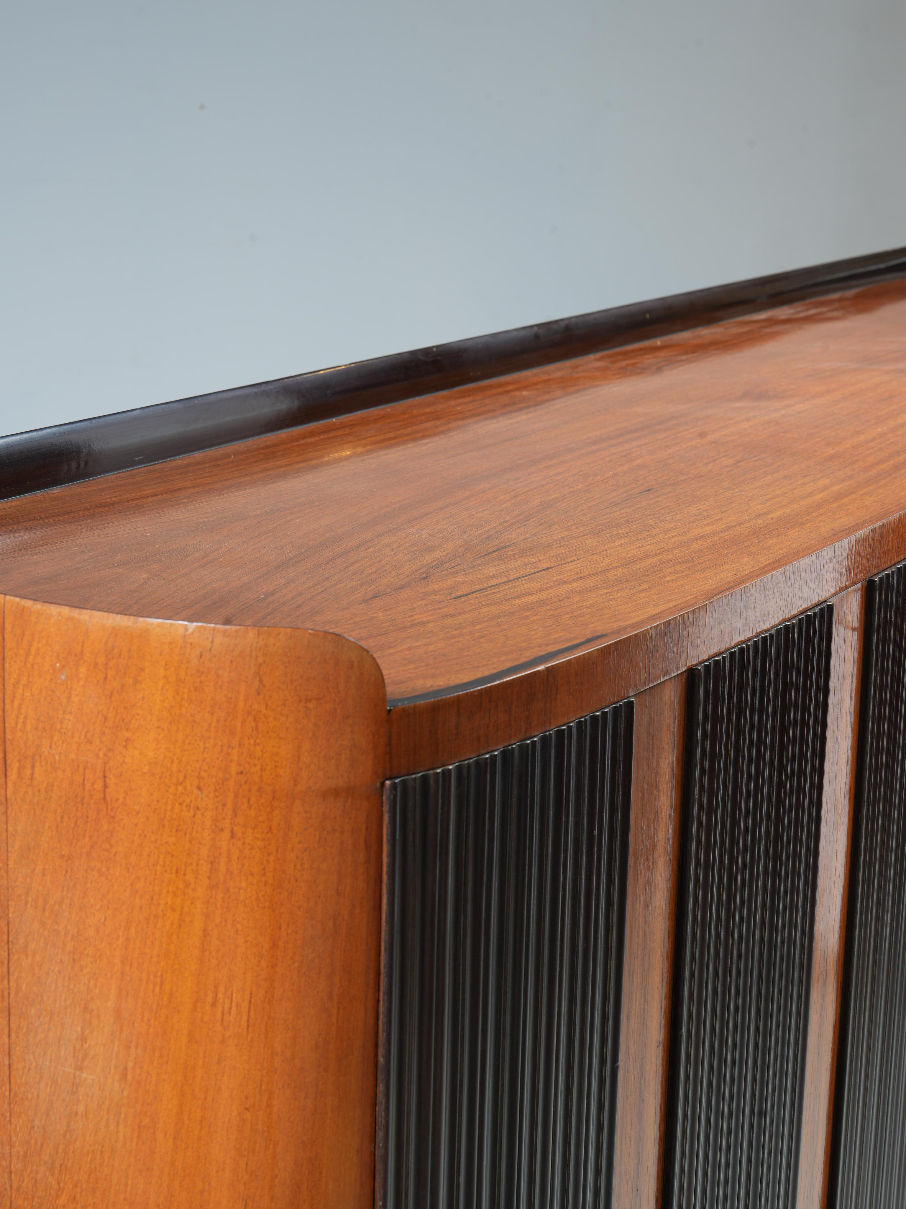 Paolo Buffa Grande Credenza mit acht Beinen aus Holz, Messing und Glas, Italien, 1950er Jahre (Moderne der Mitte des Jahrhunderts) im Angebot