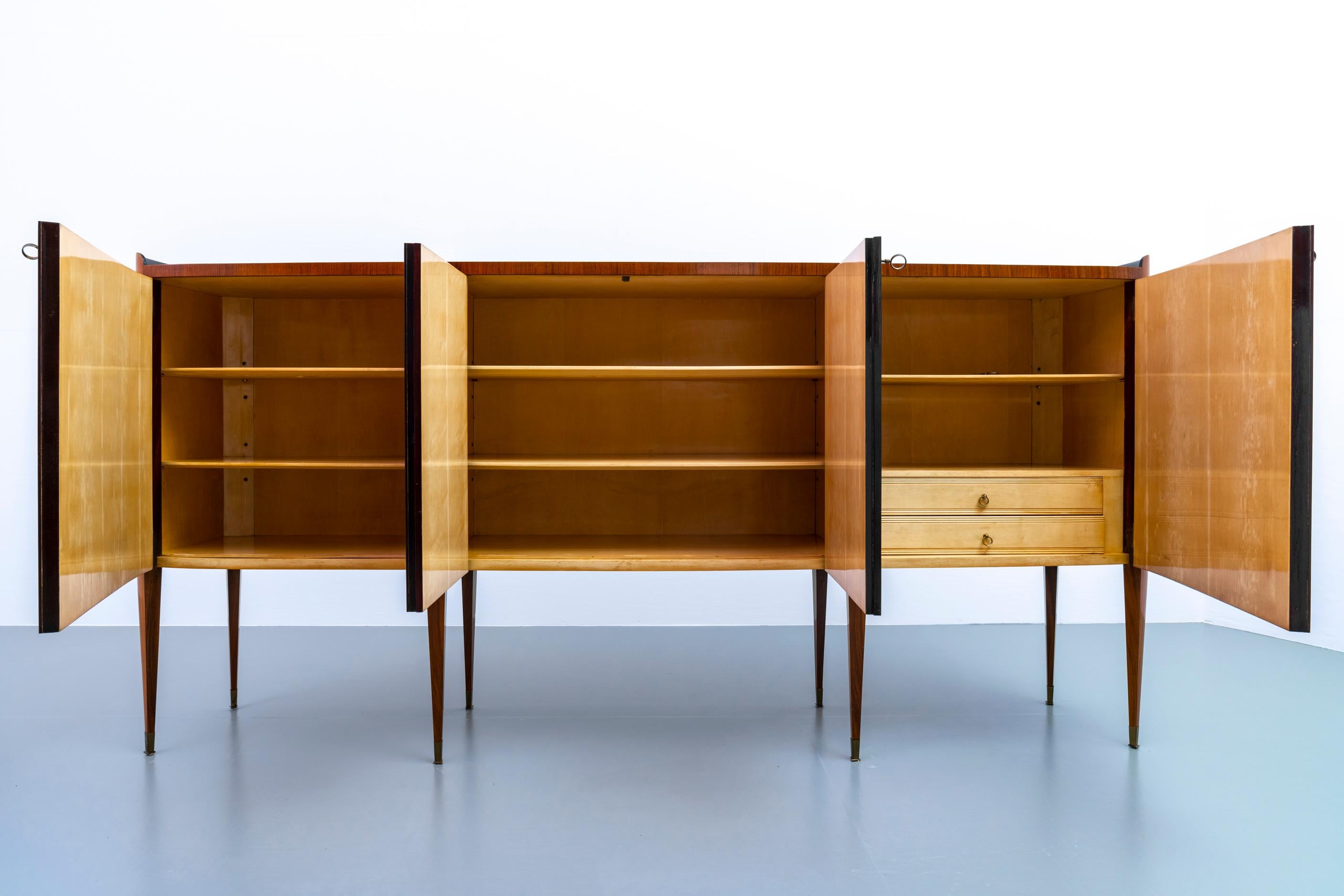 Paolo Buffa Eight-Legs Grande Credenza in Wood, Brass and Glass, Italy, 1950's In Good Condition For Sale In Uithoorn, NL