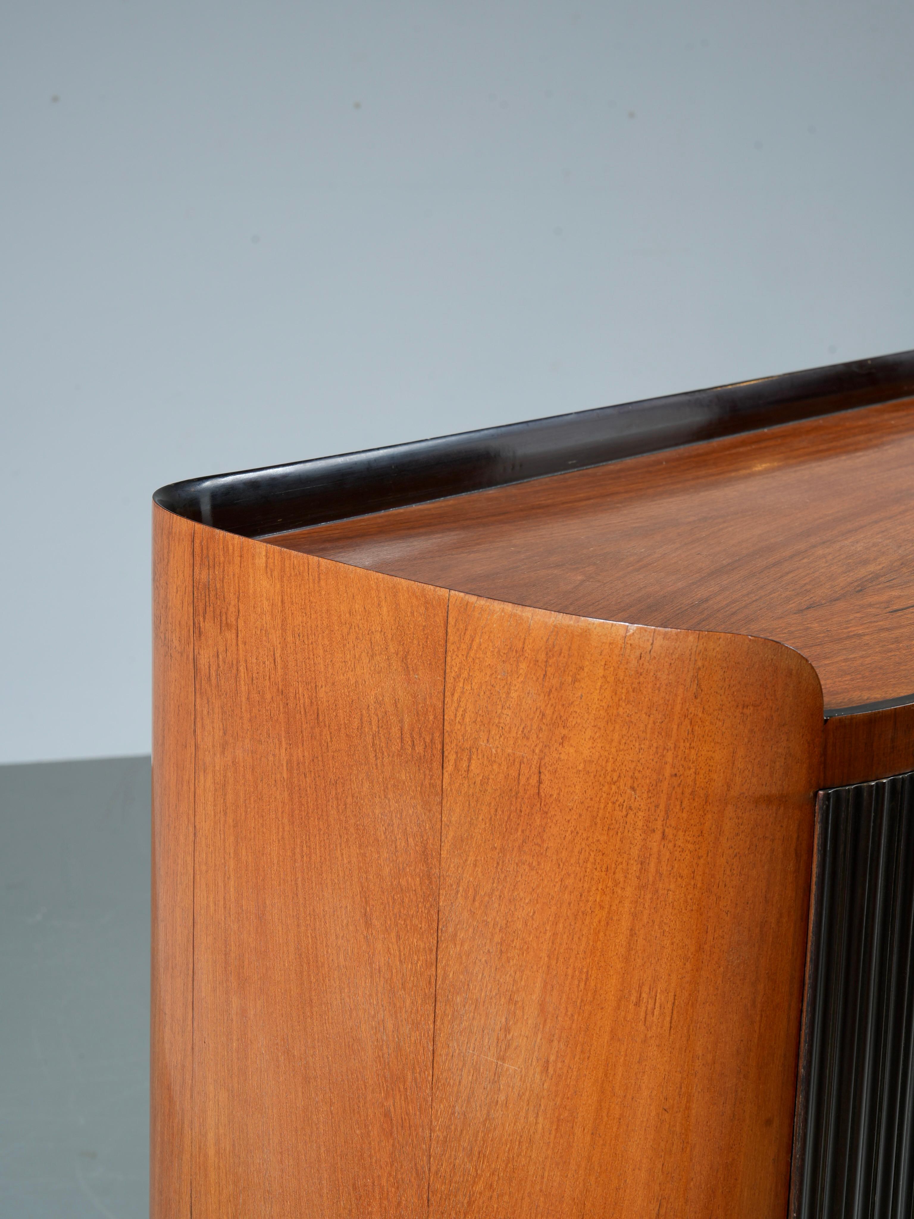Paolo Buffa Grande Credenza mit acht Beinen aus Holz, Messing und Glas, Italien, 1950er Jahre (Italienisch) im Angebot