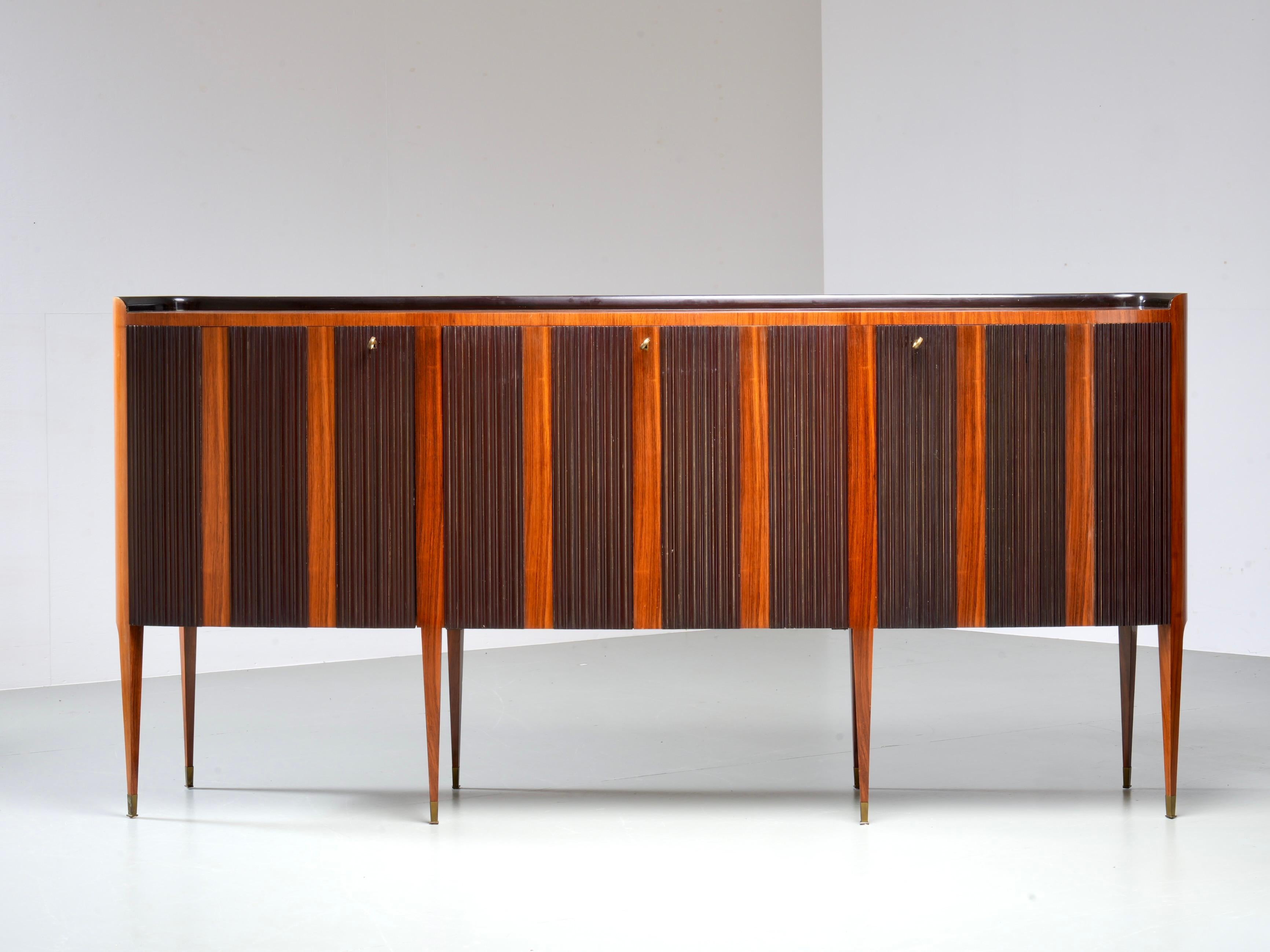 Paolo Buffa Grande Credenza mit acht Beinen aus Holz, Messing und Glas, Italien, 1950er Jahre im Zustand „Gut“ im Angebot in Uithoorn, NL