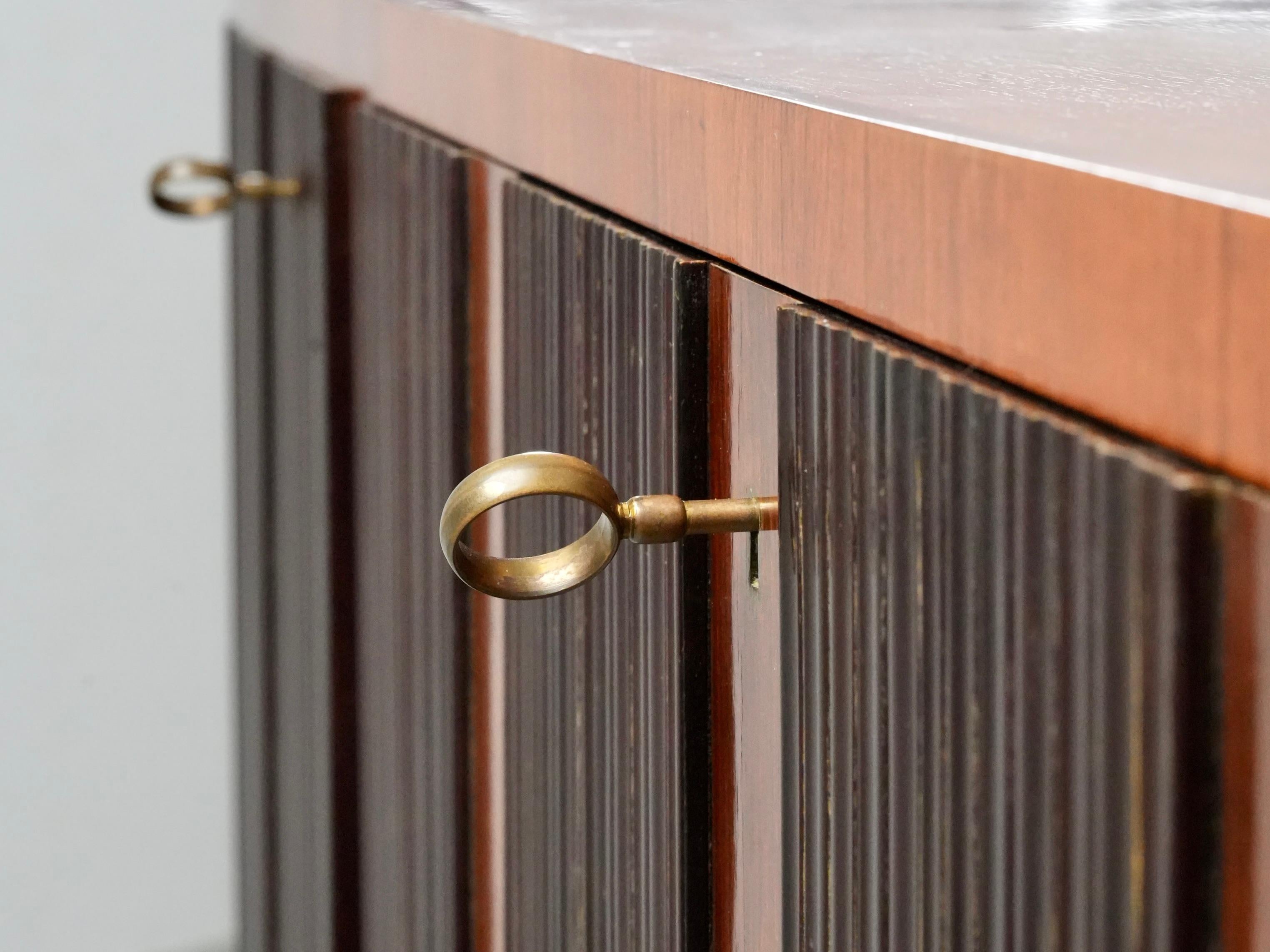 Paolo Buffa Grande Credenza mit acht Beinen aus Holz, Messing und Glas, Italien, 1950er Jahre (20. Jahrhundert) im Angebot
