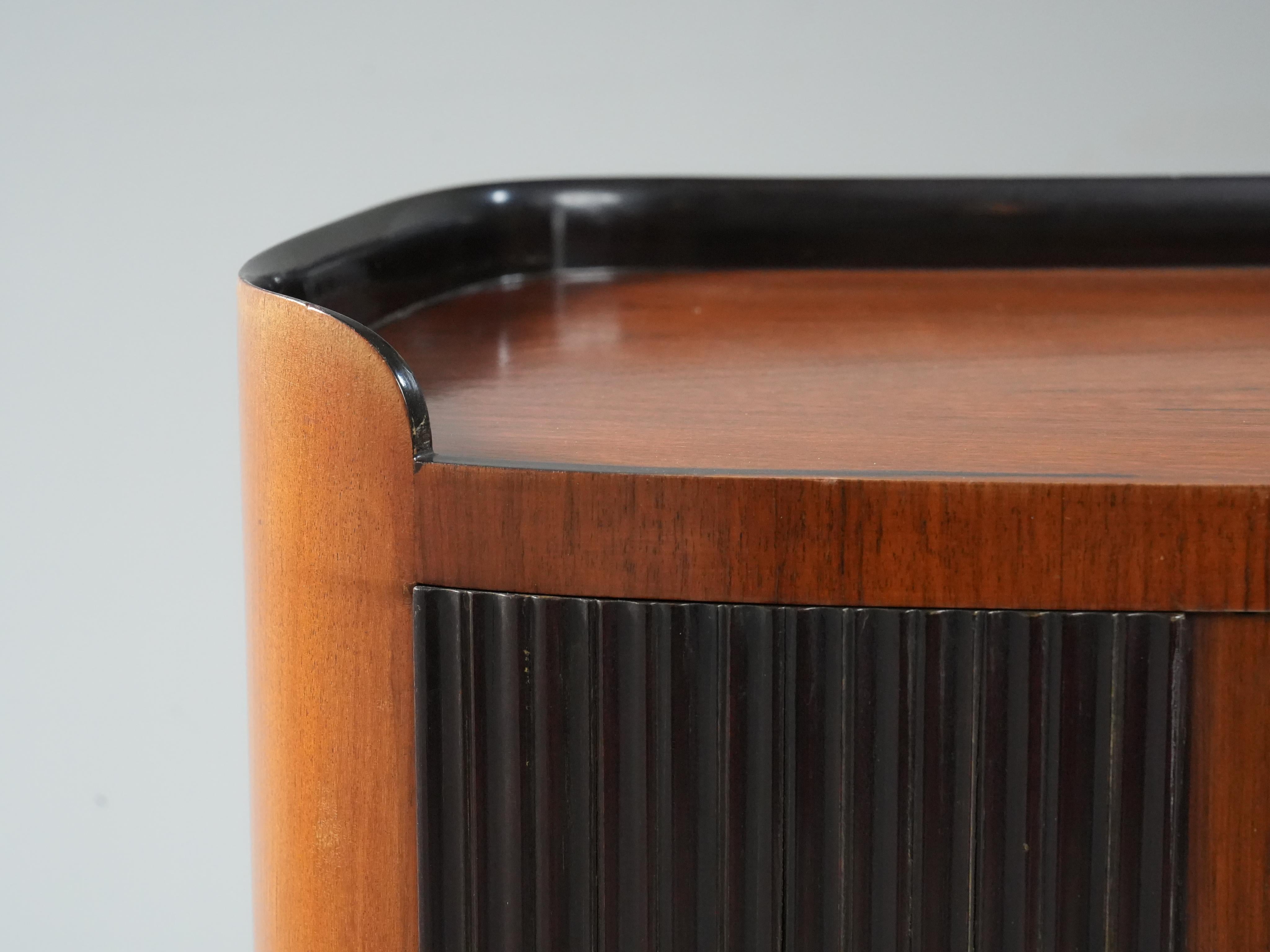 Paolo Buffa Grande Credenza mit acht Beinen aus Holz, Messing und Glas, Italien, 1950er Jahre im Angebot 1