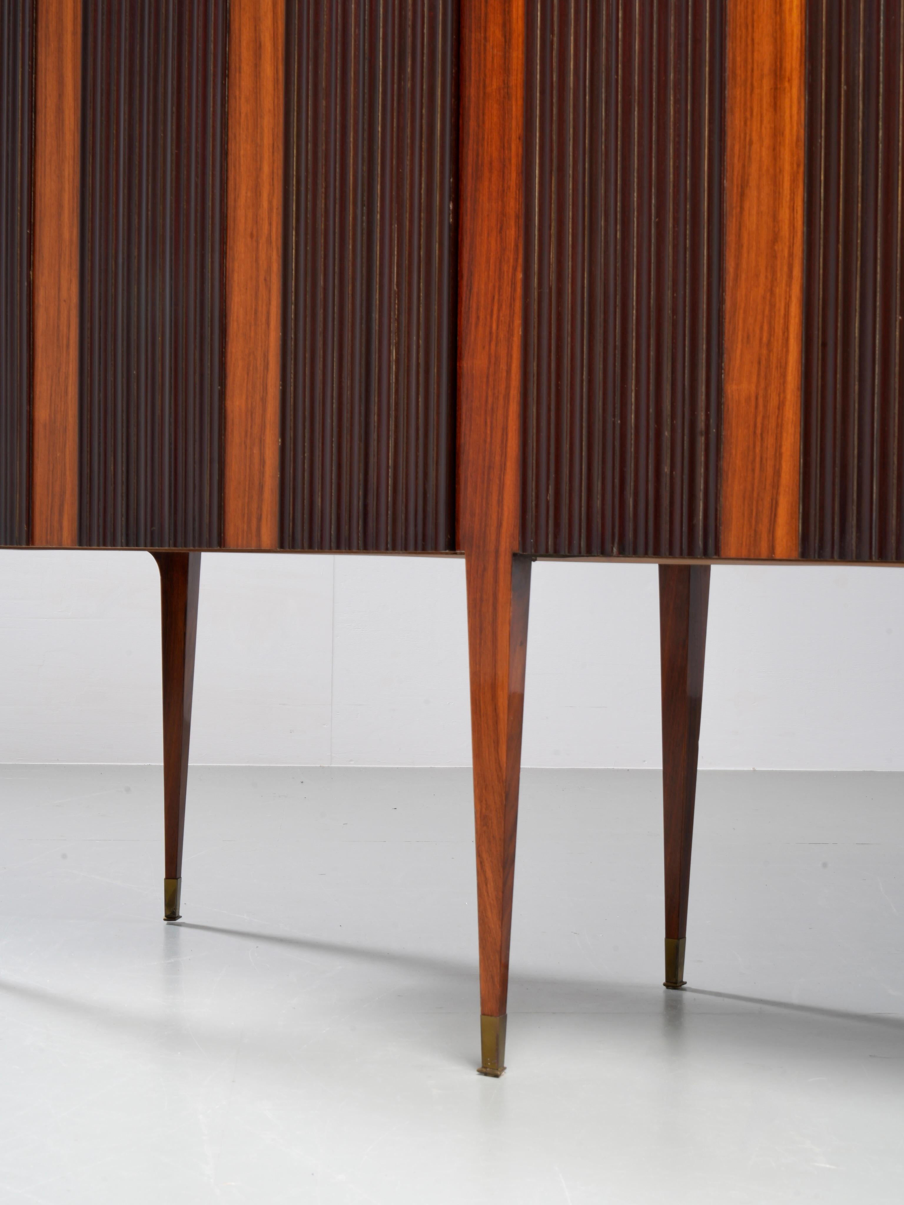 Paolo Buffa Grande Credenza mit acht Beinen aus Holz, Messing und Glas, Italien, 1950er Jahre im Angebot 2