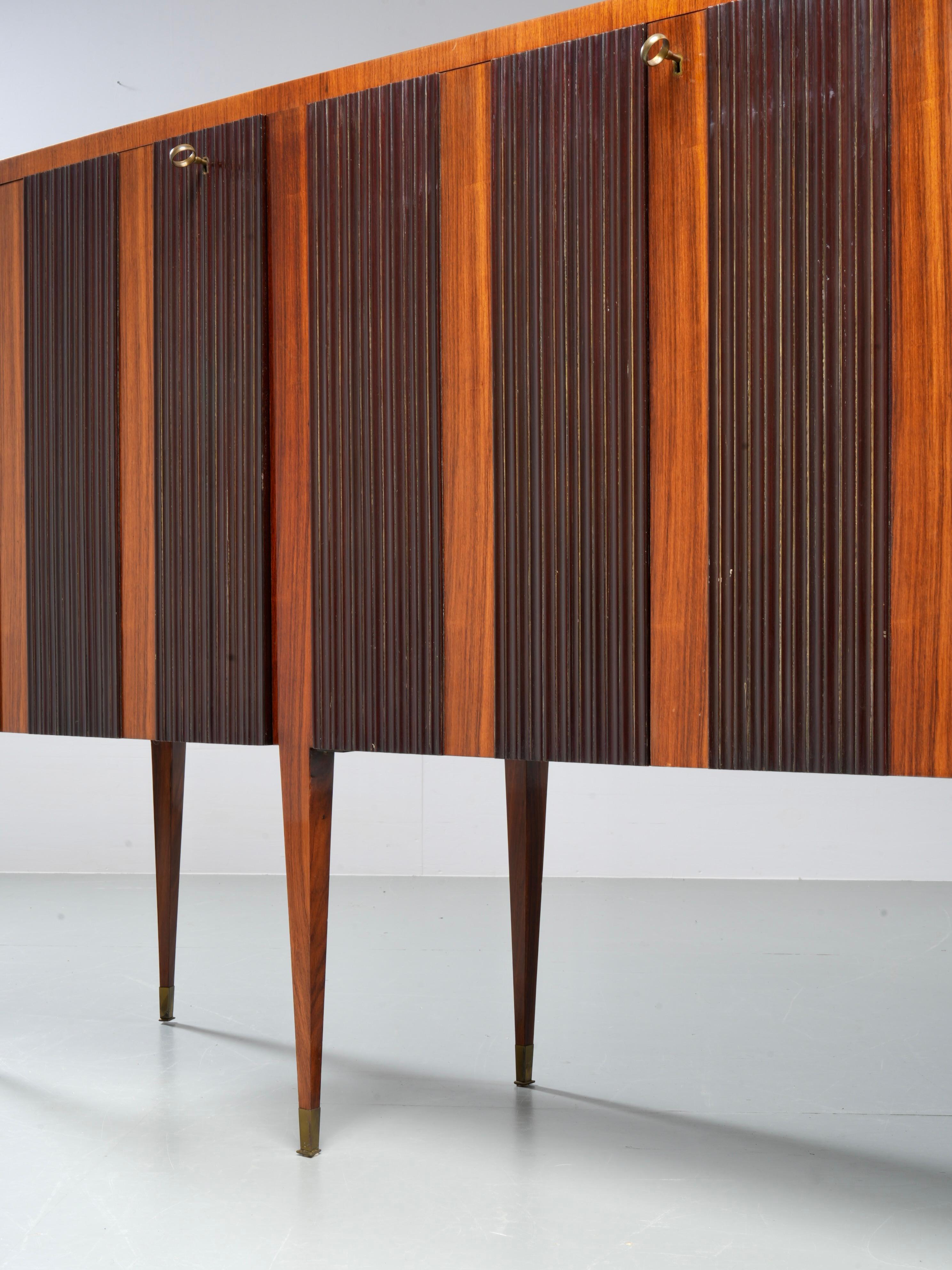 Paolo Buffa Grande Credenza mit acht Beinen aus Holz, Messing und Glas, Italien, 1950er Jahre im Angebot 3