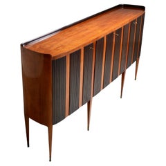 Paolo Buffa Gran Credenza de ocho patas en madera, latón y cristal, Italia, años 50