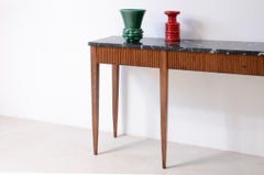 Paolo Buffa, eleganter Konsolentisch aus Eiche mit Schilfrohr und einer schönen Marmorplatte.