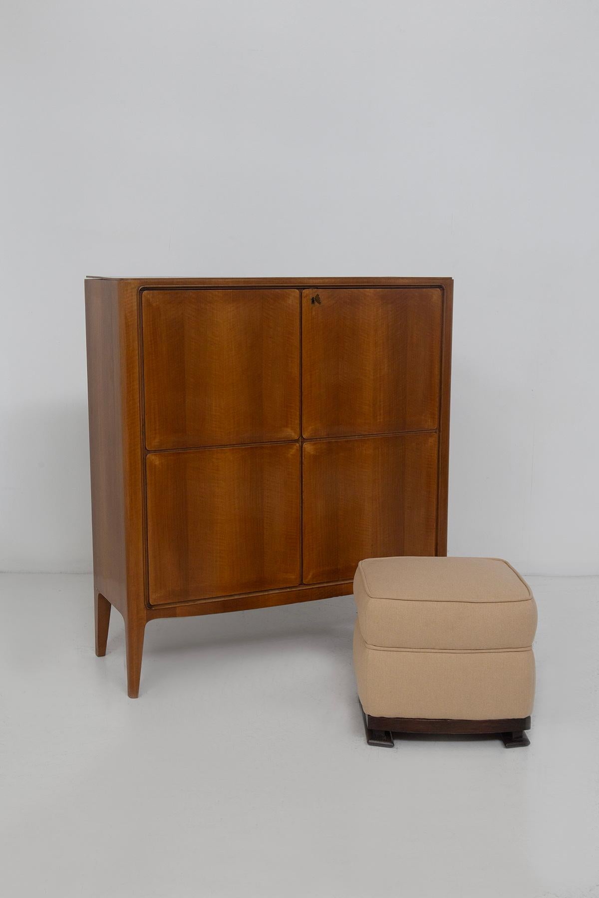 Paolo Buffa Elegant italian Bar Cabinet with glass shelves en venta 3