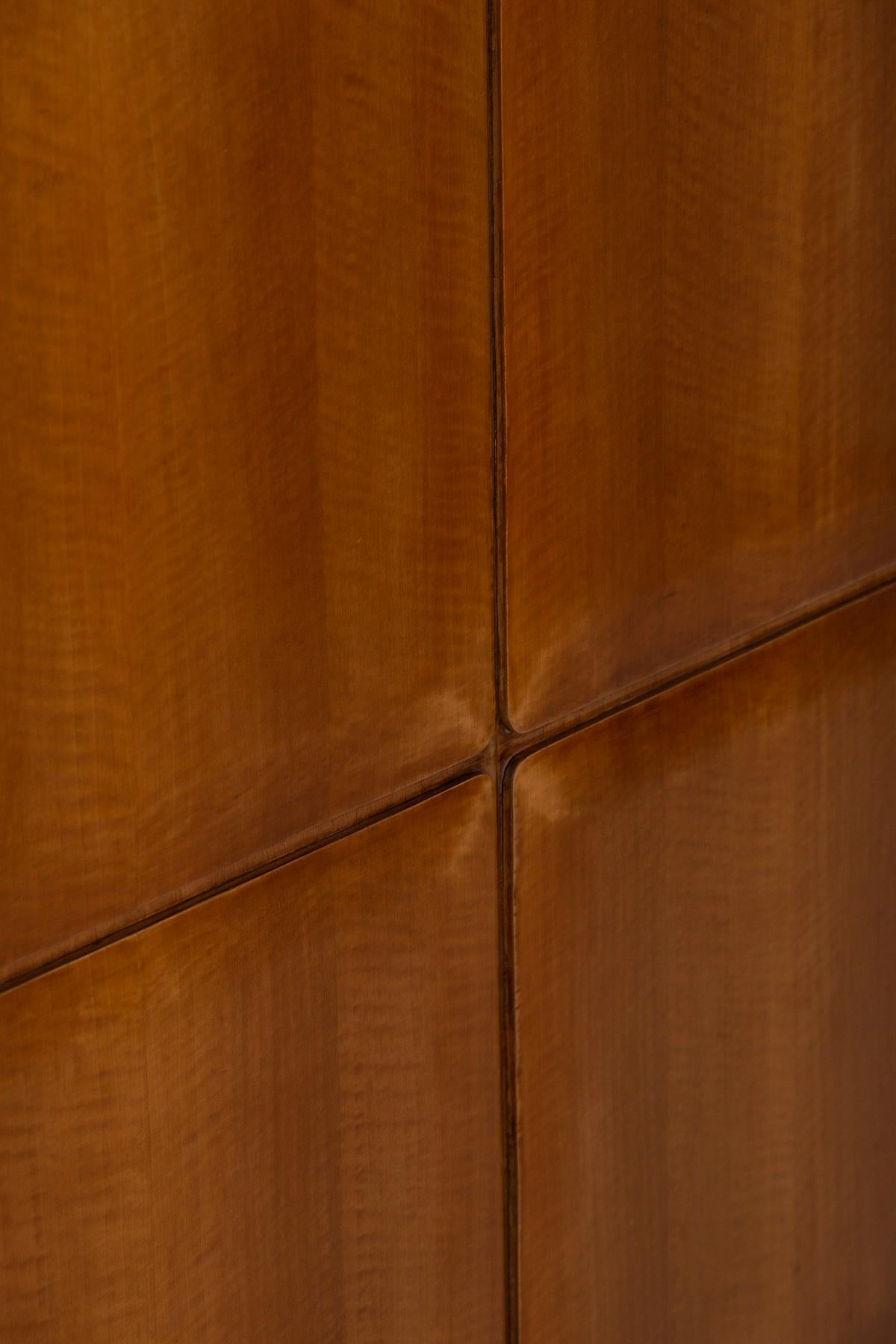Paolo Buffa Elegant italian Bar Cabinet with glass shelves en venta 7