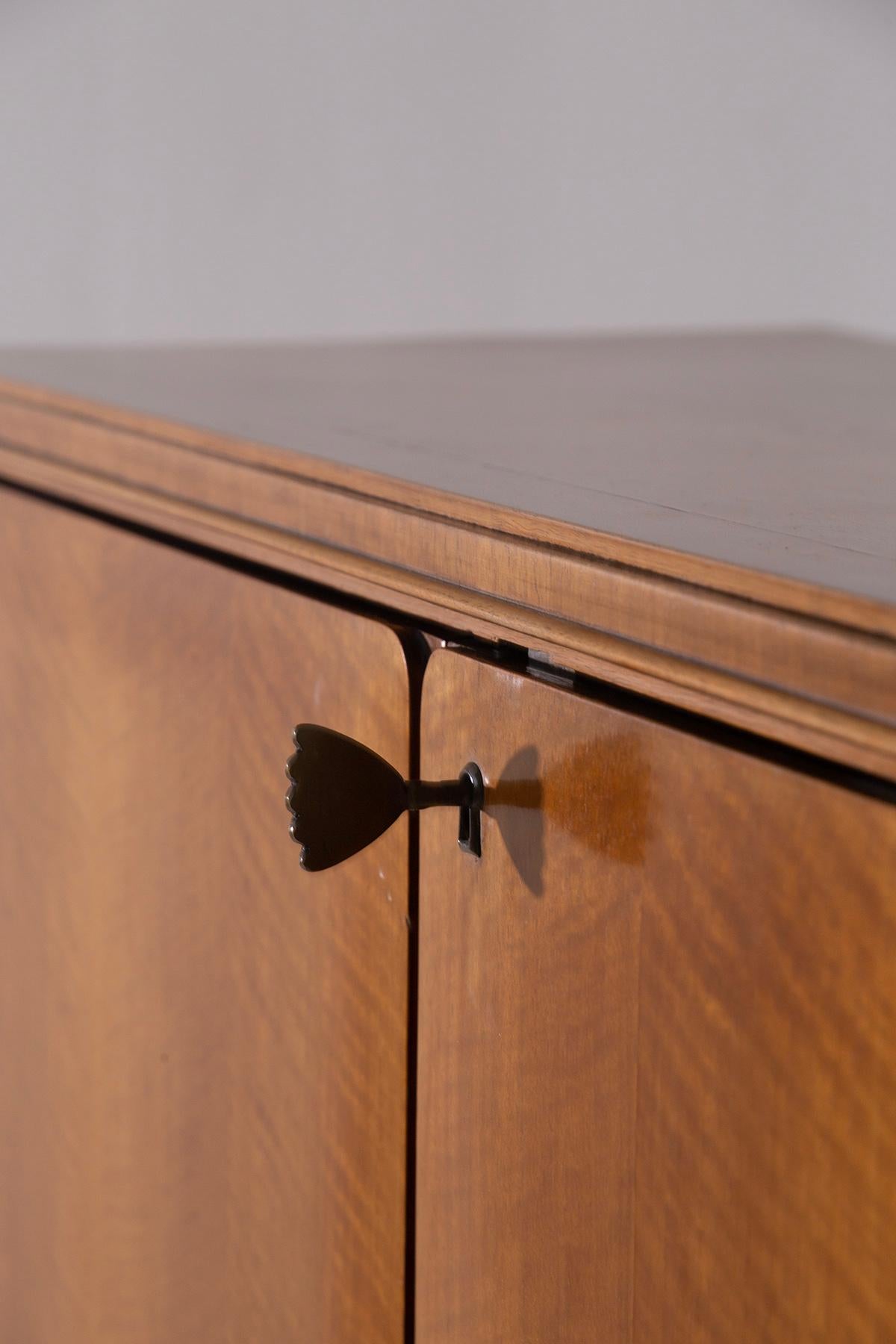 Paolo Buffa Elegant italian Bar Cabinet with glass shelves en venta 10