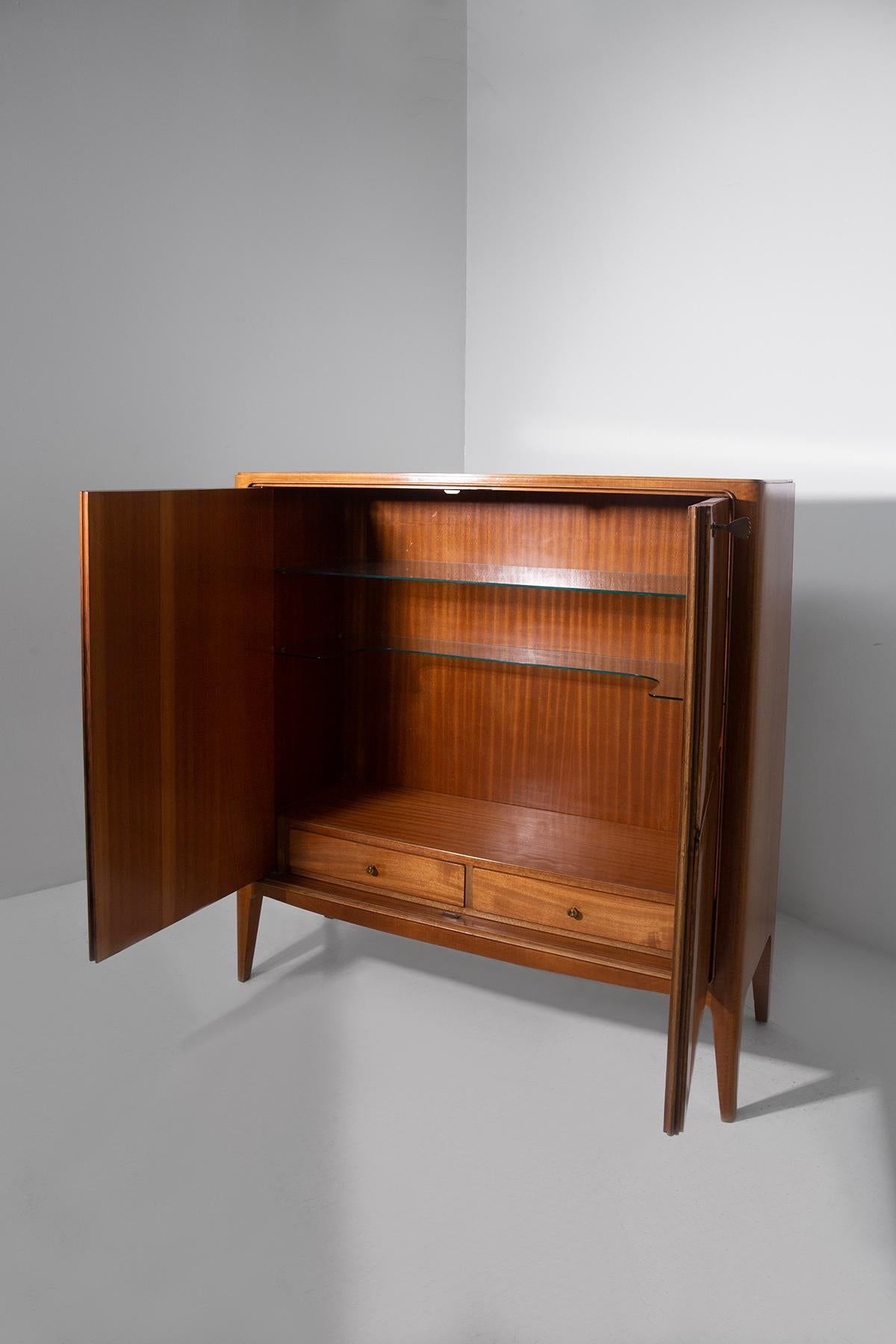 Paolo Buffa Elegant italian Bar Cabinet with glass shelves Italian en venta