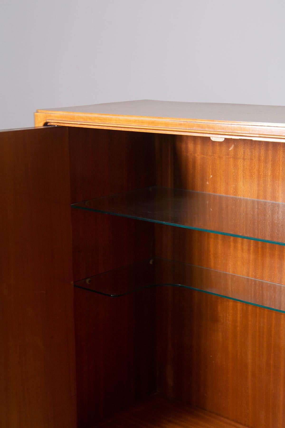 Paolo Buffa Elegant italian Bar Cabinet with glass shelves en Bueno estado para la venta en Milano, IT