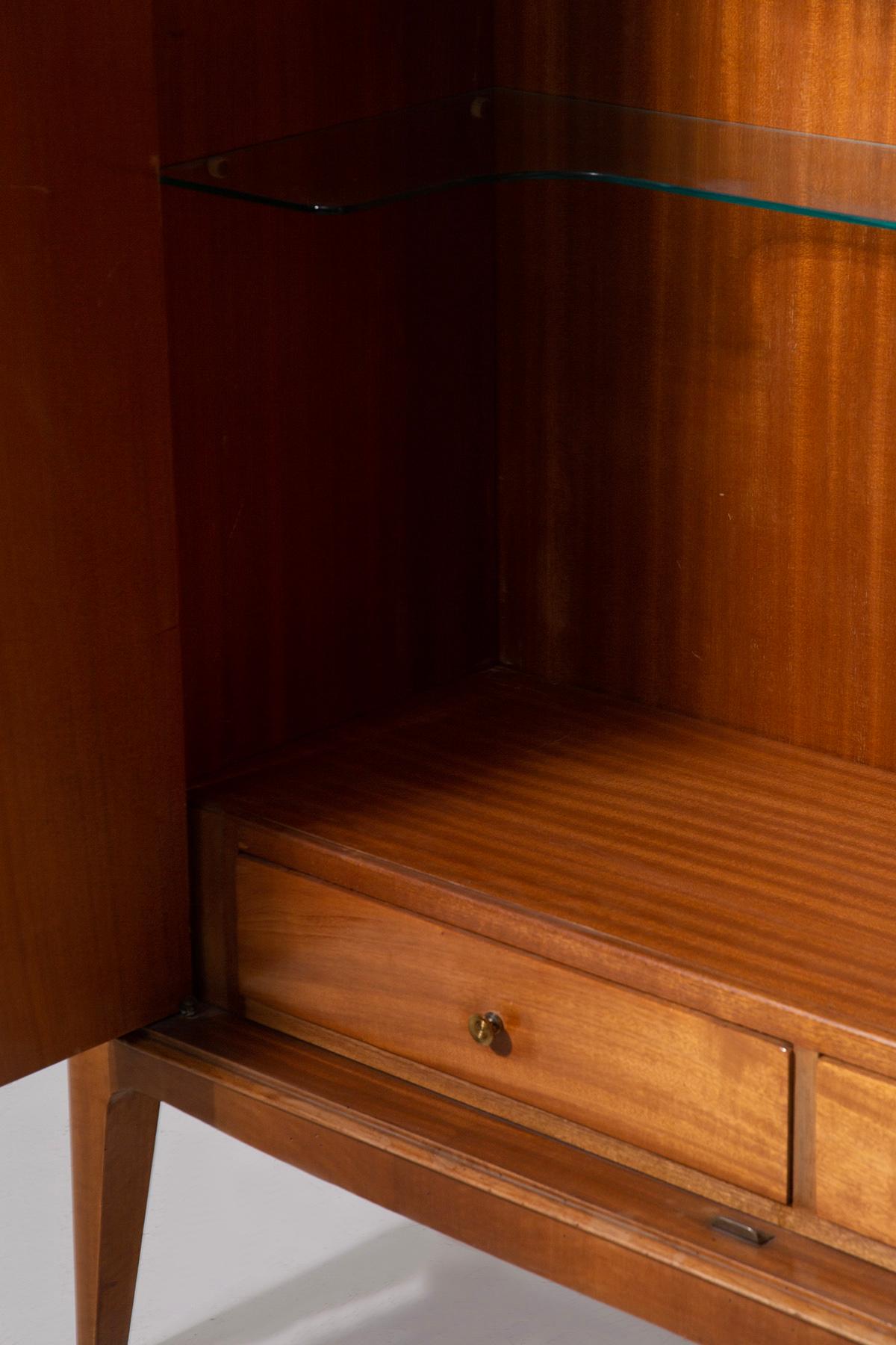 Paolo Buffa Elegant italian Bar Cabinet with glass shelves Mid-20th Century en venta