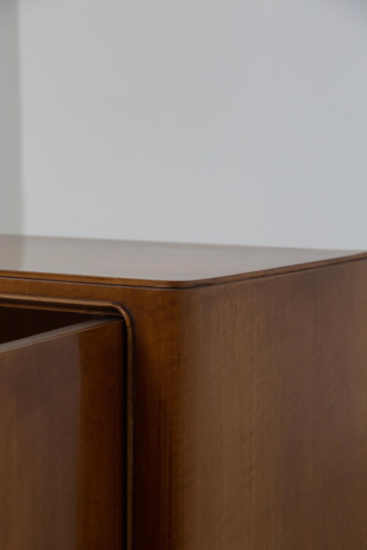 Paolo Buffa Elegant italian Bar Cabinet with glass shelves en venta 1