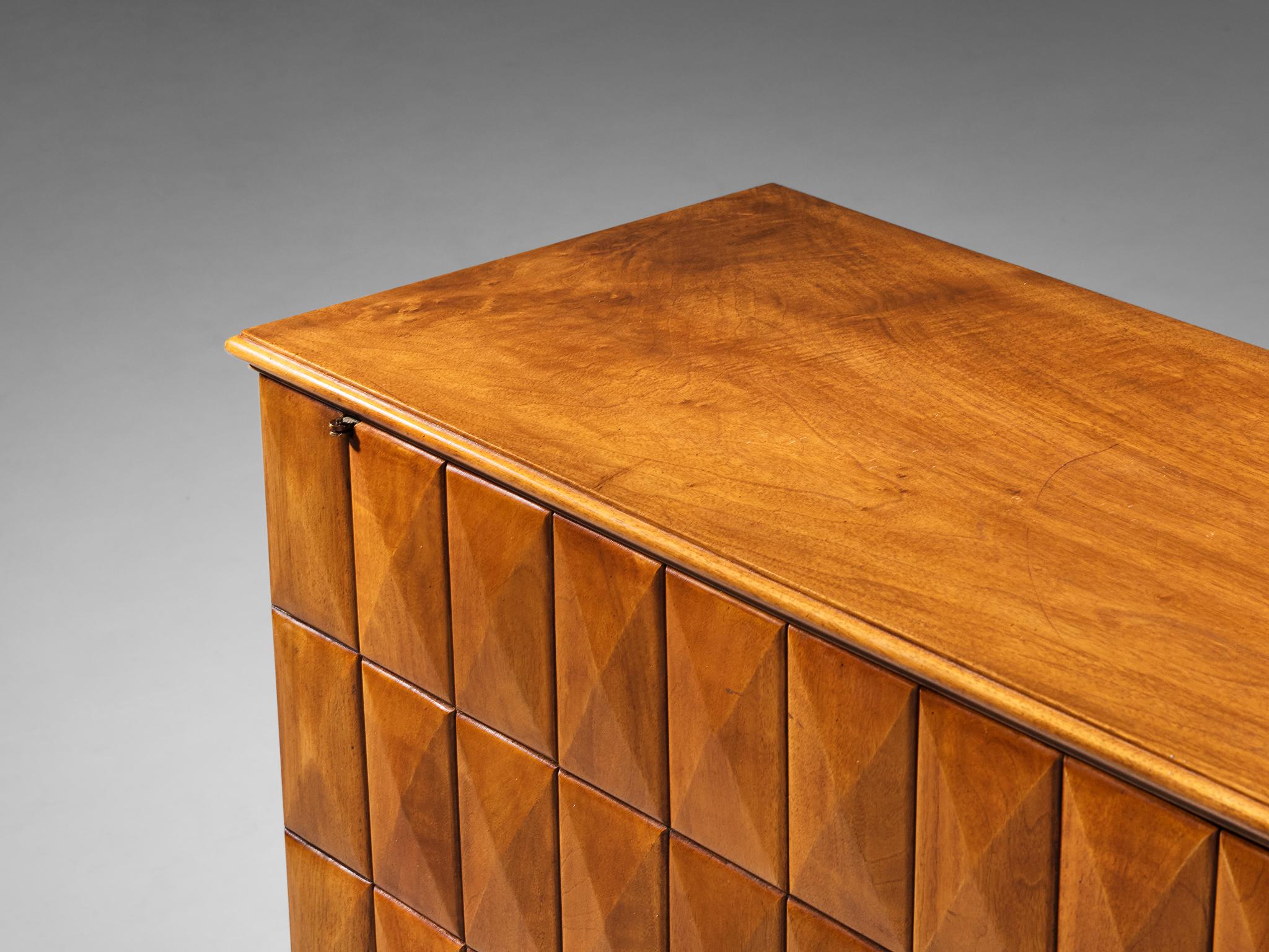 Elegantes Sideboard aus Nussbaumholz von Paolo Buffa  (Moderne der Mitte des Jahrhunderts) im Angebot