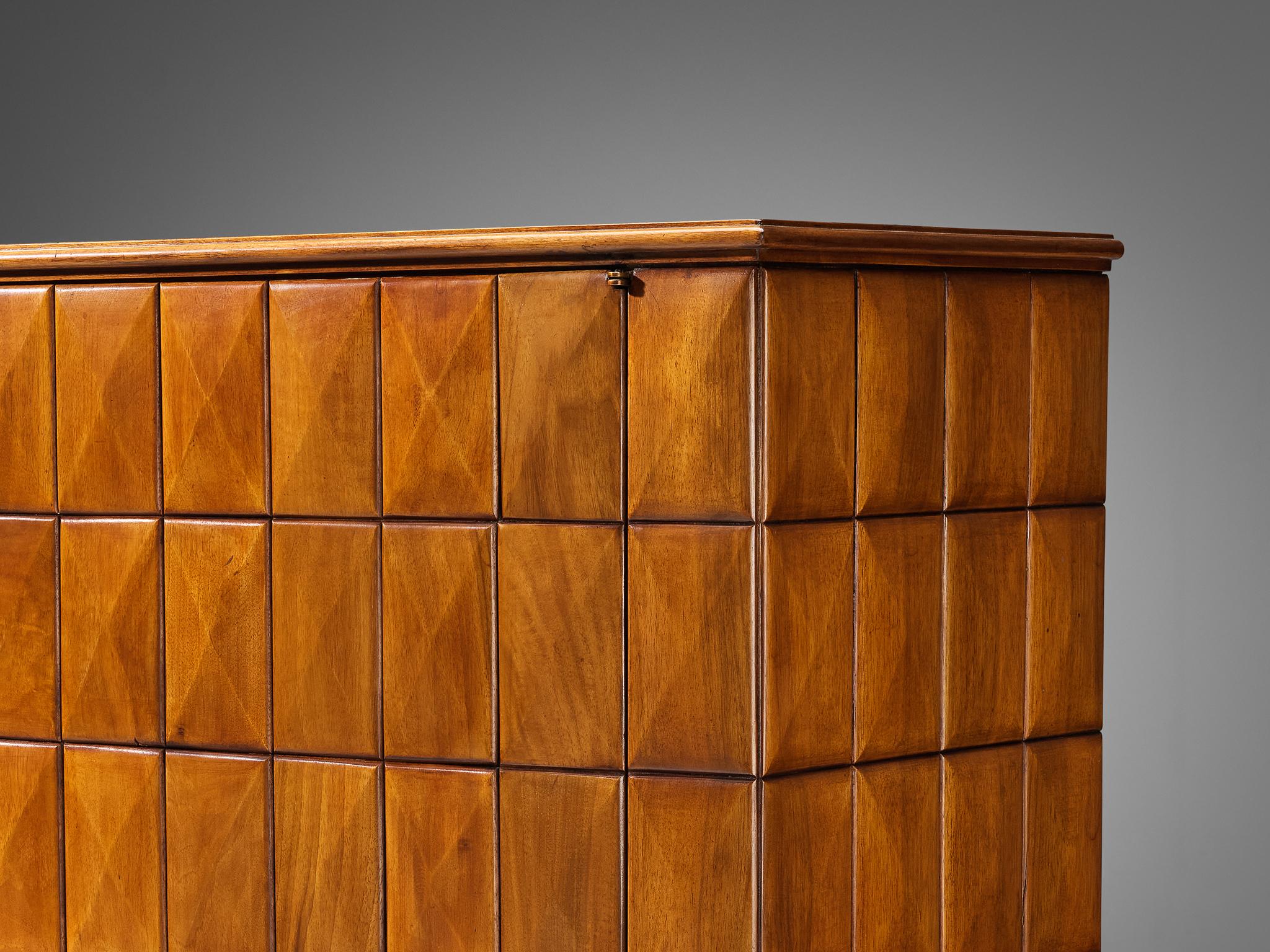 Elegantes Sideboard aus Nussbaumholz von Paolo Buffa  (Messing) im Angebot