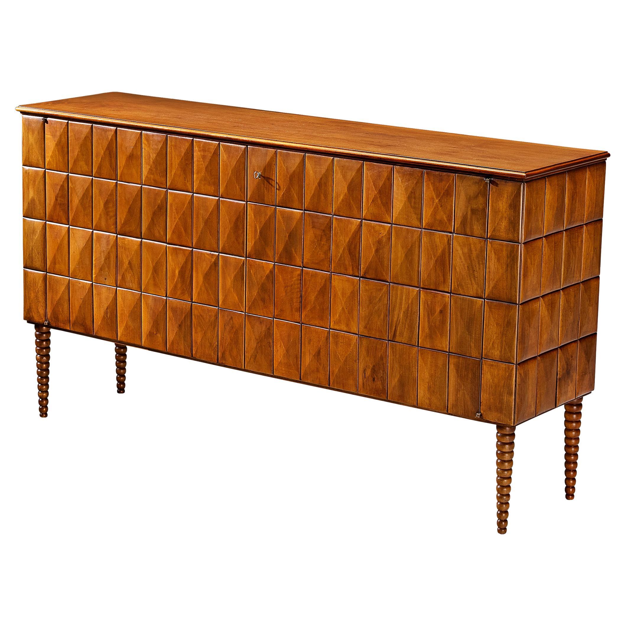 Elegantes Sideboard aus Nussbaumholz von Paolo Buffa  im Angebot