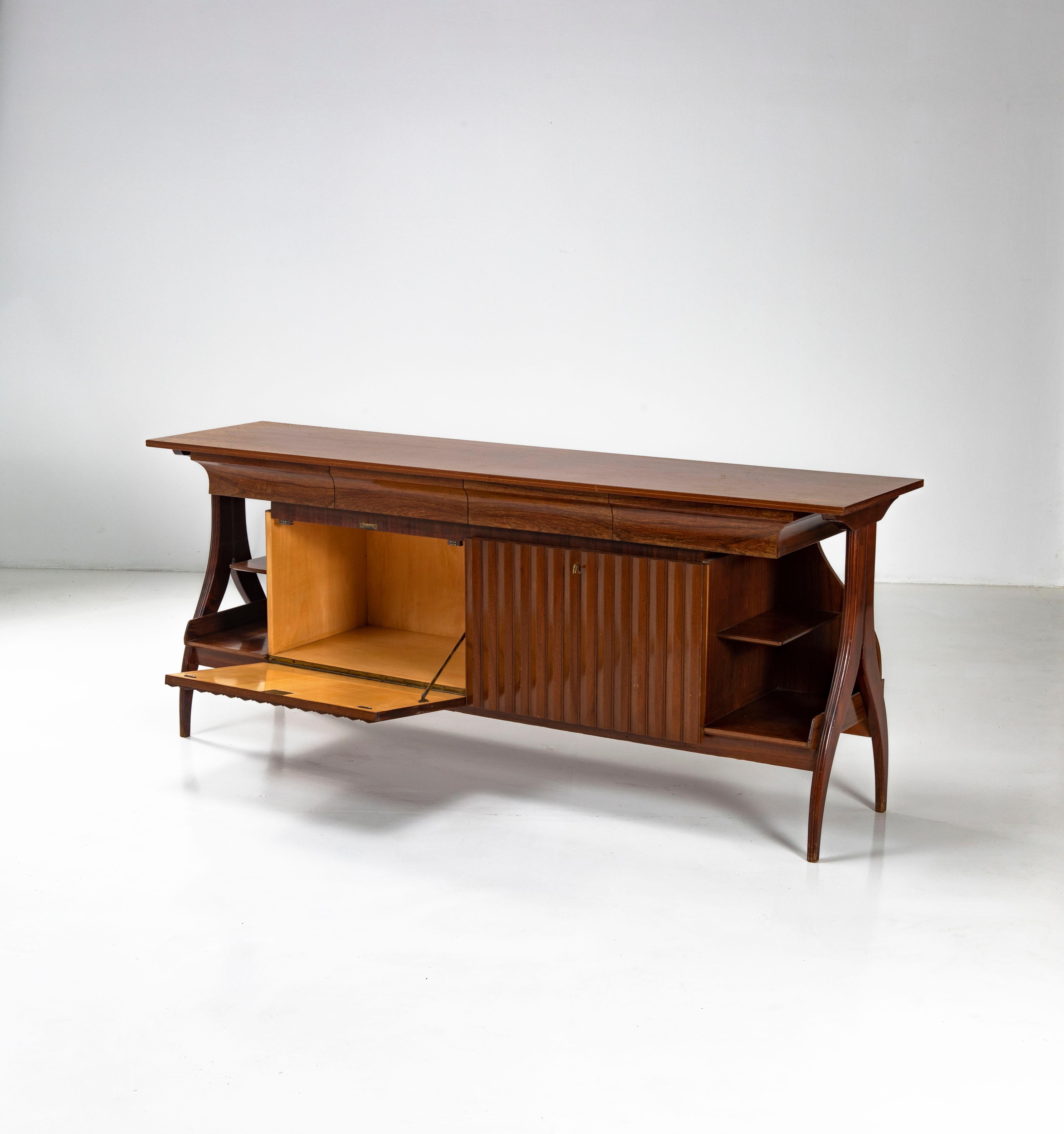 Milieu du XXe siècle Paolo Buffa Buffet en bois Elegance design italien années 1950 en vente