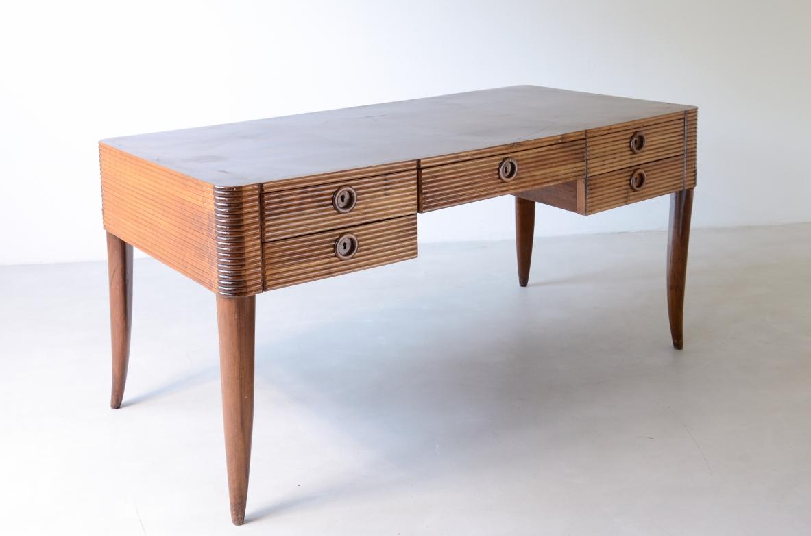Paolo Buffa, elegante scrivania in legno con cinque cassetti e legno tornito in vendita 3