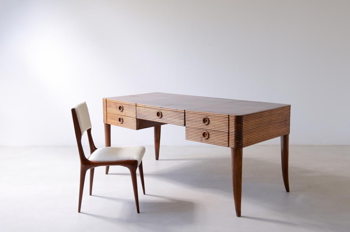 COD-2855
Paolo Buffa (1903-1970)

Elegante scrivania in legno con cinque cassetti e gambe in legno tornite.

Certificato dell'archivio di Paolo Buffa.

Prodotto da Maspero Galdino Maspero nel 1940.