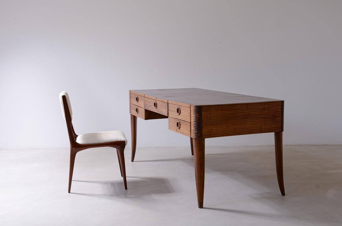 Mid-Century moderno Paolo Buffa, elegante scrivania in legno con cinque cassetti e legno tornito in vendita