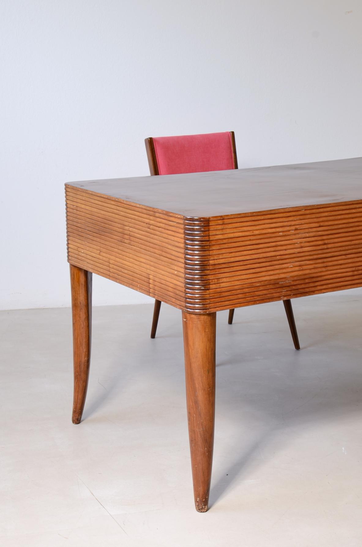 Italiano Paolo Buffa, elegante scrivania in legno con cinque cassetti e legno tornito in vendita