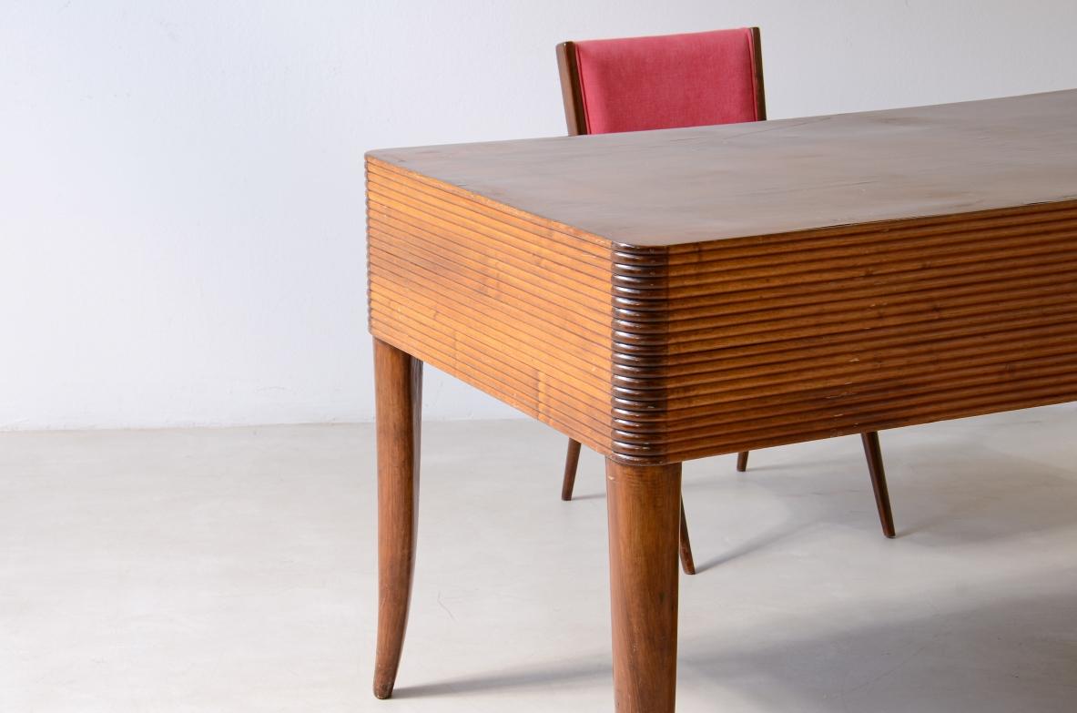 Paolo Buffa, elegante scrivania in legno con cinque cassetti e legno tornito In condizioni ottime in vendita a Milano, IT