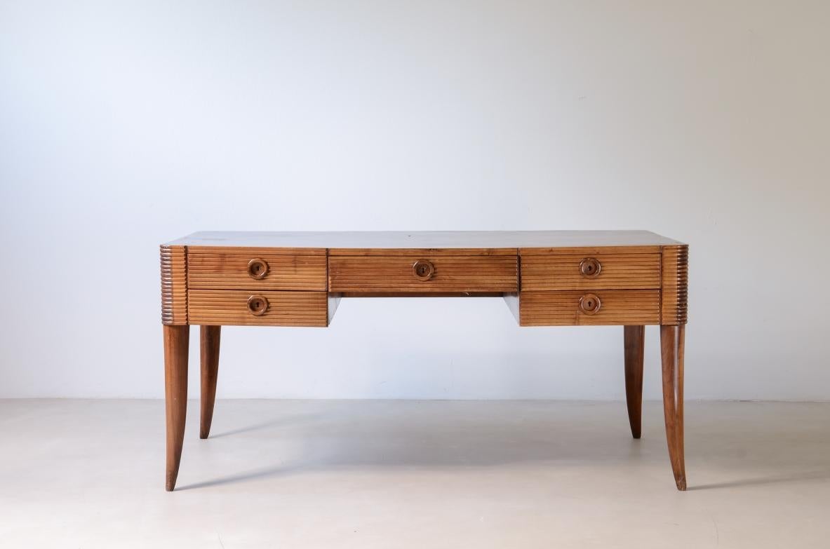 XX secolo Paolo Buffa, elegante scrivania in legno con cinque cassetti e legno tornito in vendita