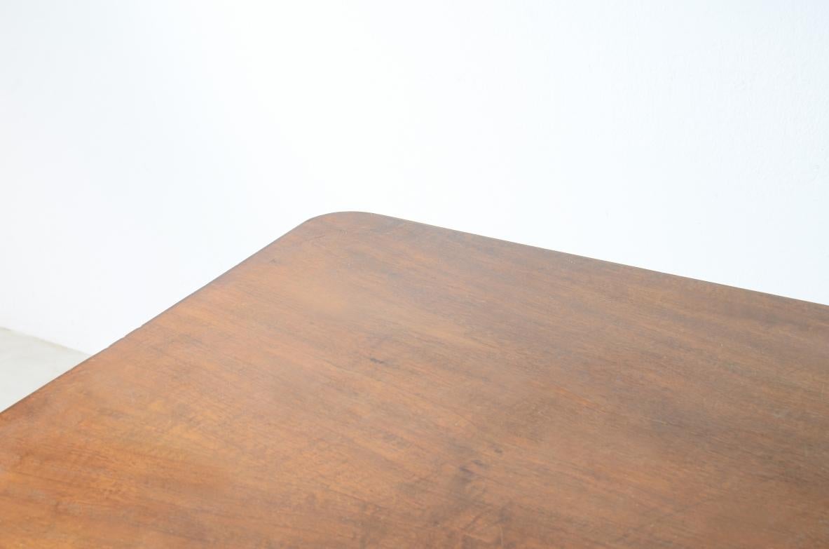 Legno Paolo Buffa, elegante scrivania in legno con cinque cassetti e legno tornito in vendita