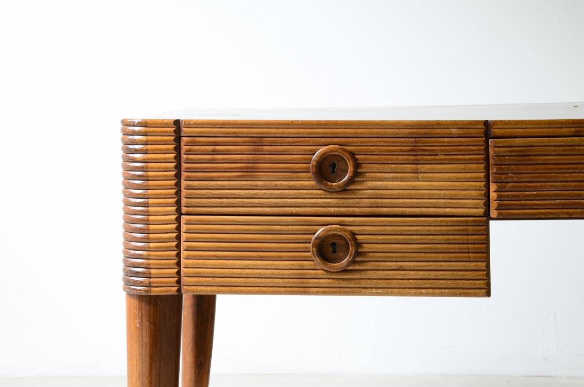 Paolo Buffa, elegante scrivania in legno con cinque cassetti e legno tornito in vendita 1