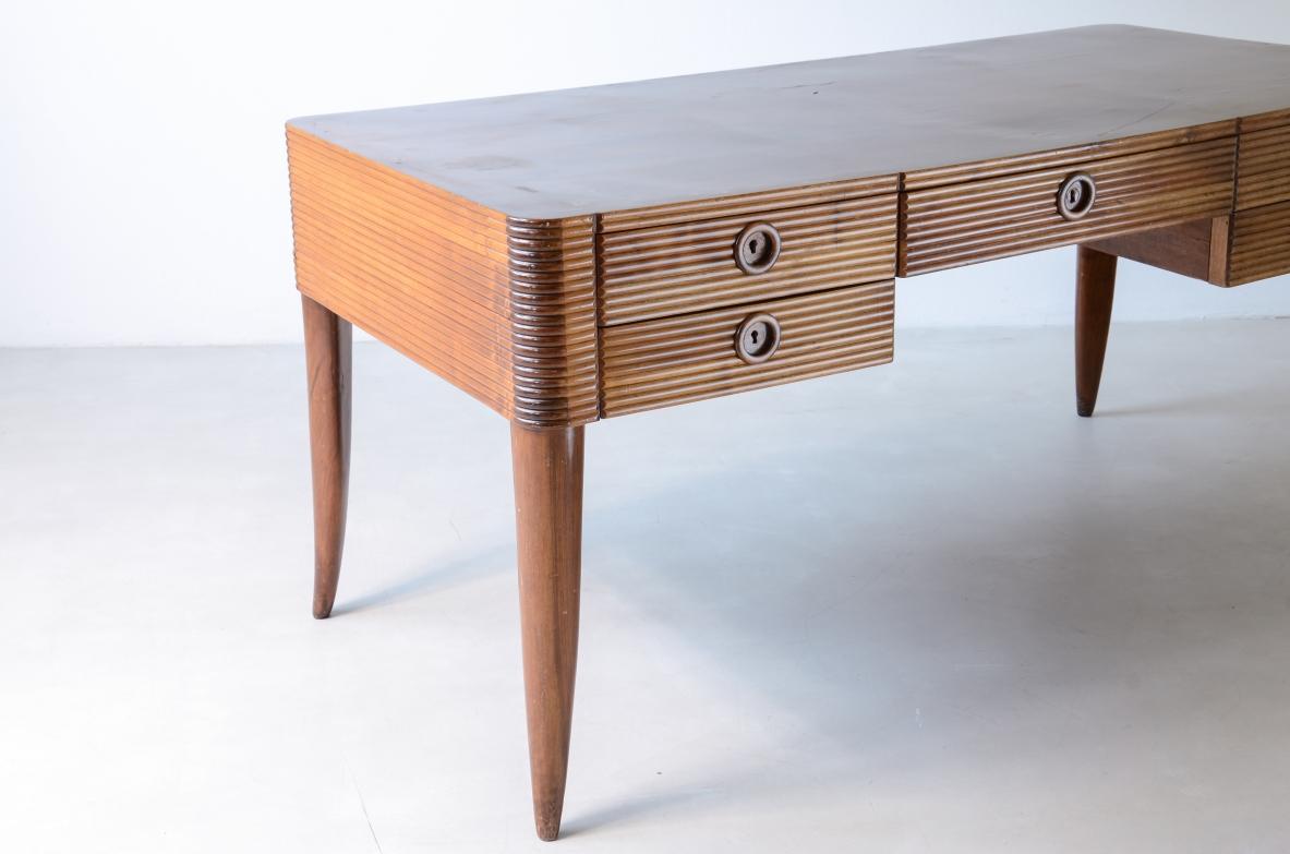 Paolo Buffa, elegante scrivania in legno con cinque cassetti e legno tornito in vendita 2
