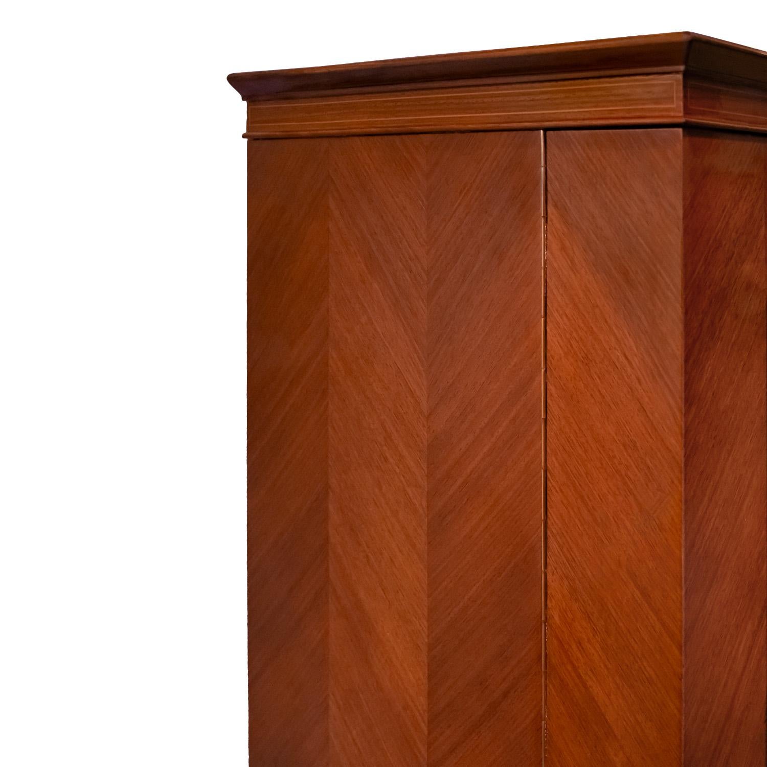 Paolo Buffa Exceptional Illuminated Liquor Cabinet with Intricate Inlays 1950s In Excellent Condition For Sale In New York, NY