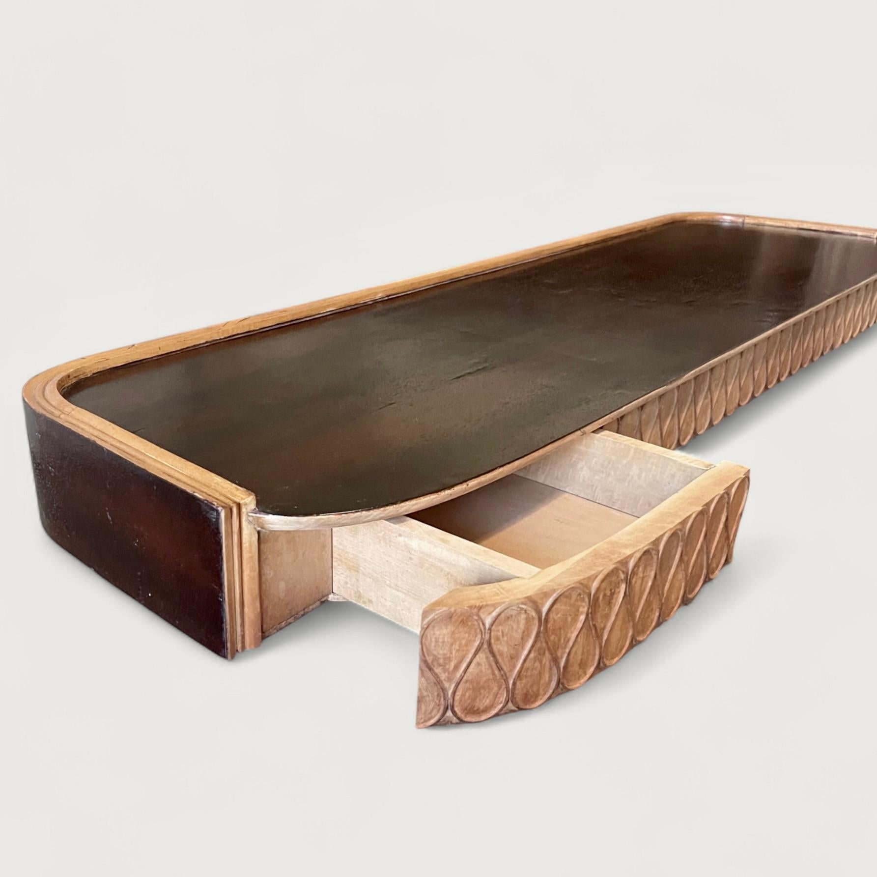 Mesa de consola flotante de madera de arce teñida de los años 40. Atribuido a Paolo Buffa

 10x130x40 cm.