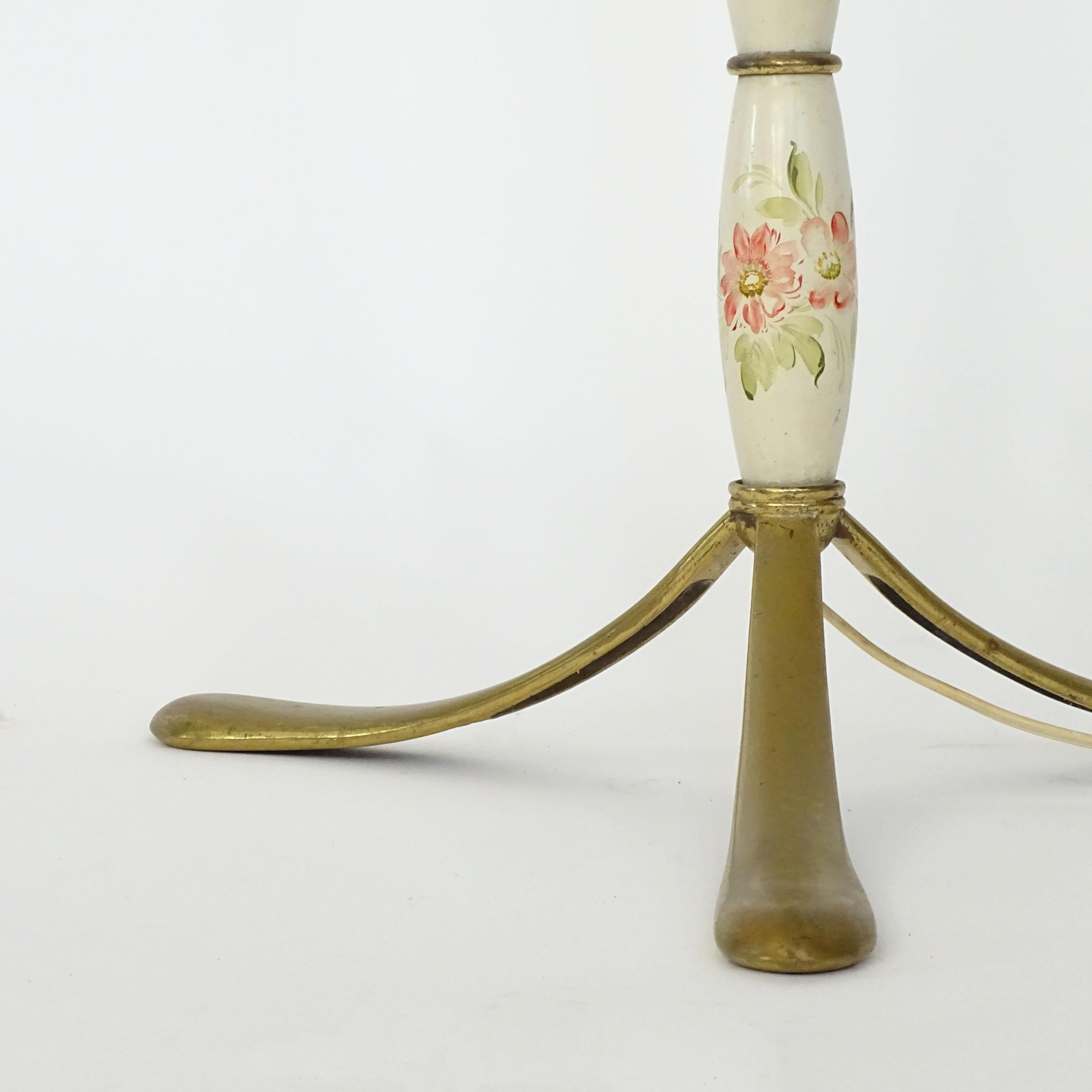 Splendid Paolo Buffa floor lamp beautifully decorated with birds and flowers on a cream background with a chinoiserie feel.
Classic flat brass three legs.