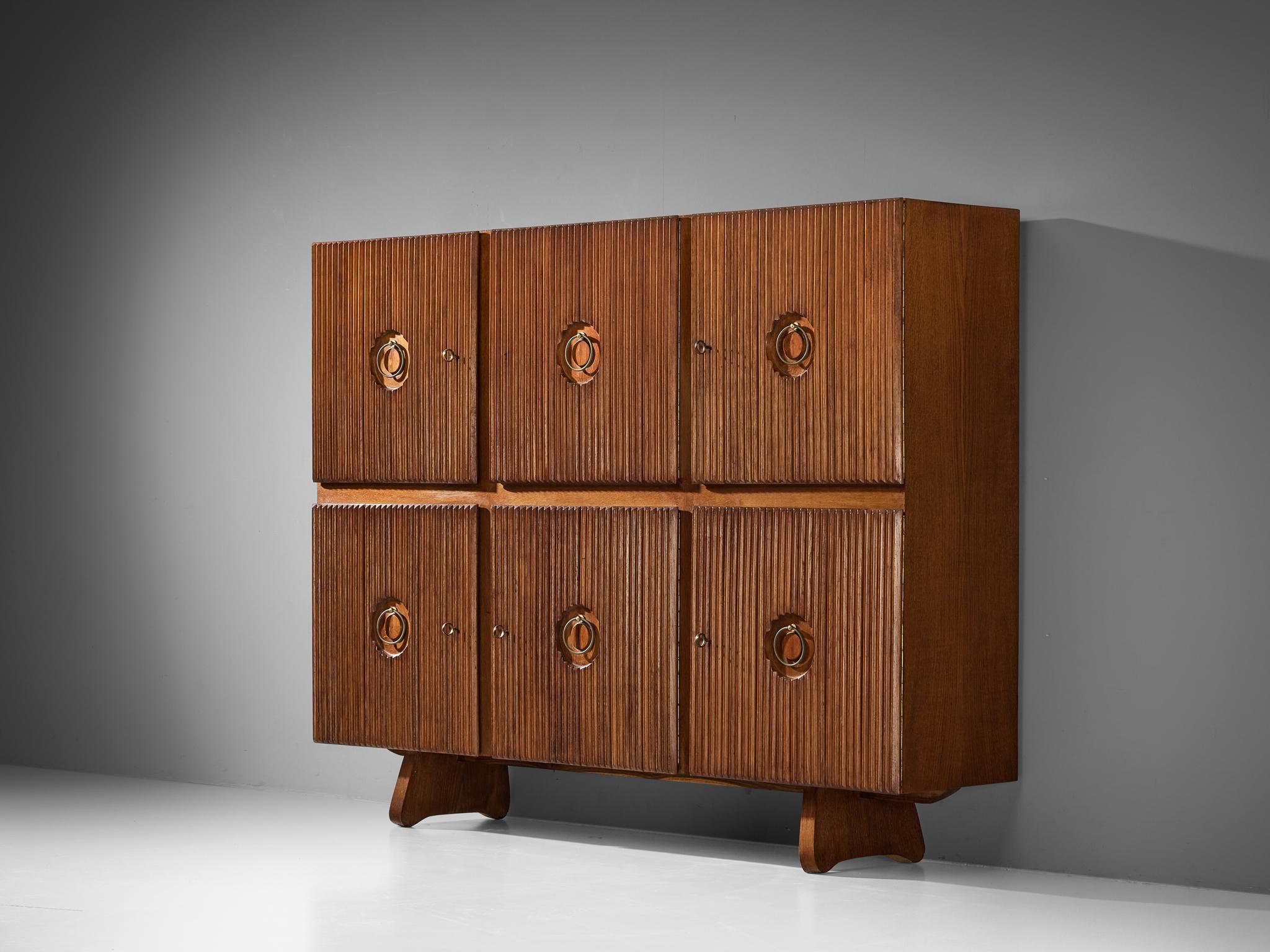 Paolo Buffa for Esposizione Permanente mobili Cantù, wall cabinet, chestnut, pine, brass, Italy, 1940s

Crafted by the visionary Italian designer and architect Paolo Buffa (1903-1970), this six door wall cabinet exudes a refined decorative allure.