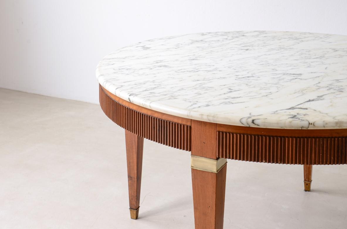 Extraordinary four-legged table with brass capitals and tips In Excellent Condition For Sale In Milano, IT