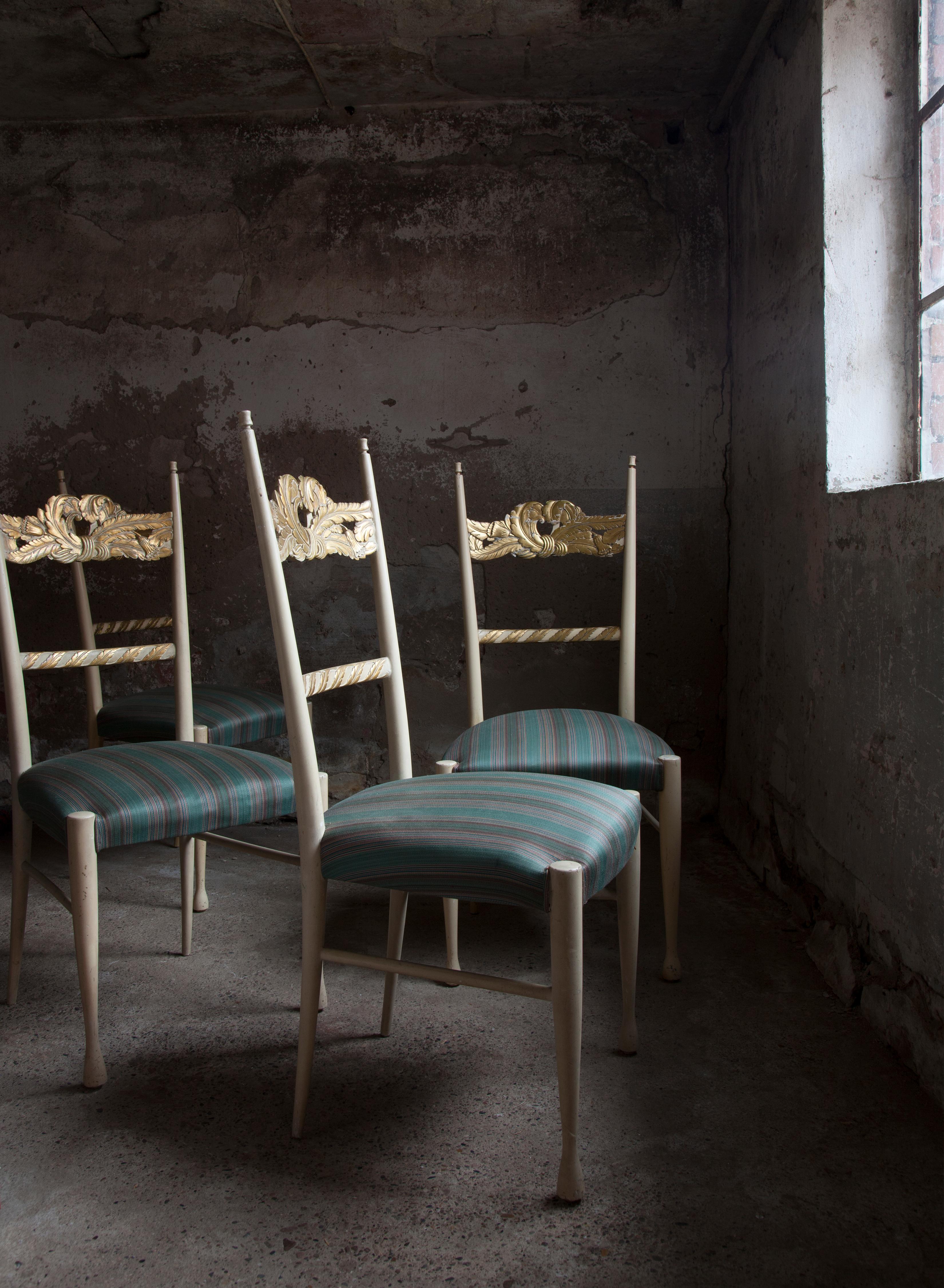 Este elegante conjunto de cuatro sillas encarna la refinada sensibilidad del diseño milanés de mediados del siglo XX. Nació de la colaboración entre el arquitecto Paolo Buffa y el diseñador Giovanni Gariboldi. Fabricadas hacia 1950 por el ebanista