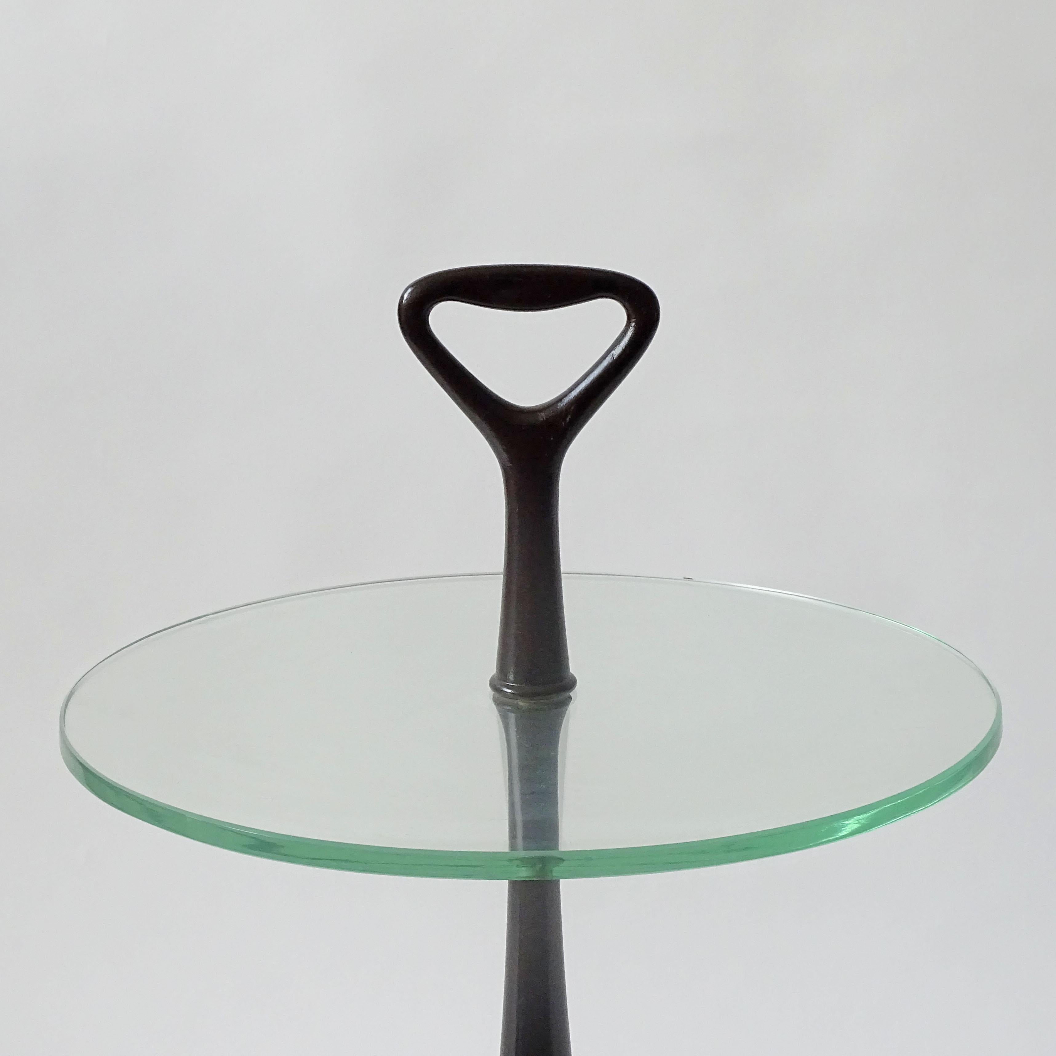 Splendid Paolo Buffa Gueridon in dark lacquered wood and glass
Using the handle, the table can be easily moved around the room.
Table top height 43 cm