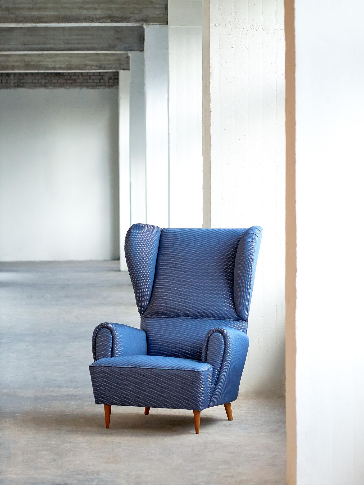 This generously sized wingback chair by Paolo Buffa has a grand yet playful design. Paolo Buffa is known for his modern interpretation of classical design, in which dimensions and proportions are transformed into refined and exciting new shapes. The