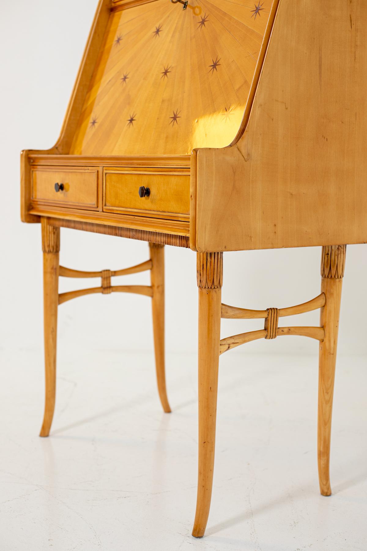 Important secretary by Paolo Buffa in maple and brass from 1950. The cabinet is made of maple wood with inlays of various woods. Its peculiarity is the dual function that can become both a small secretary or a desk wall. Its fine woodworking denotes