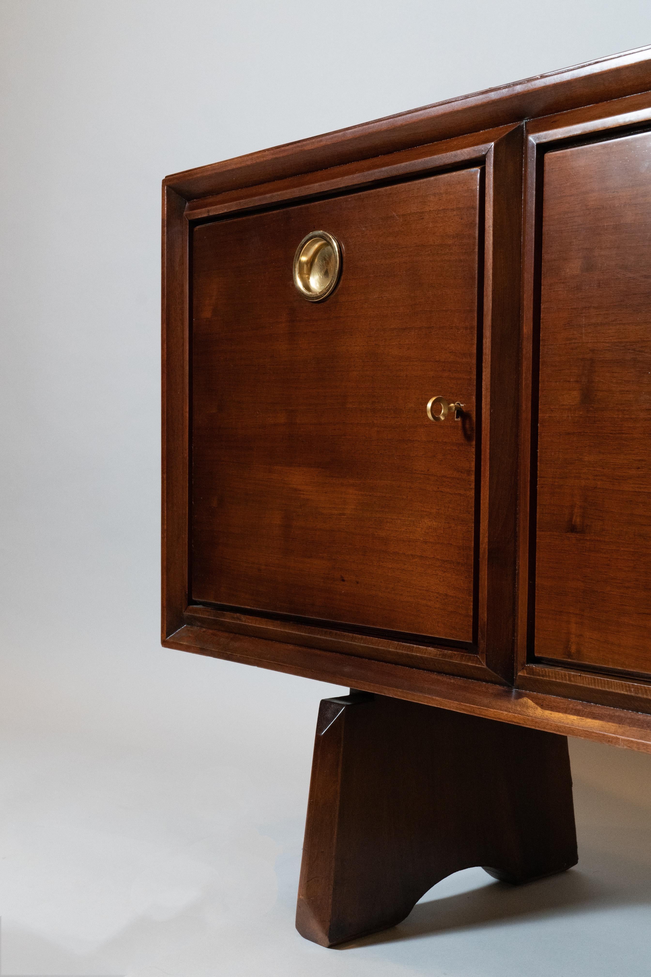 Paolo Buffa: Imposing Four-Door Cabinet in Walnut and Polished Brass, Italy 1950 For Sale 8