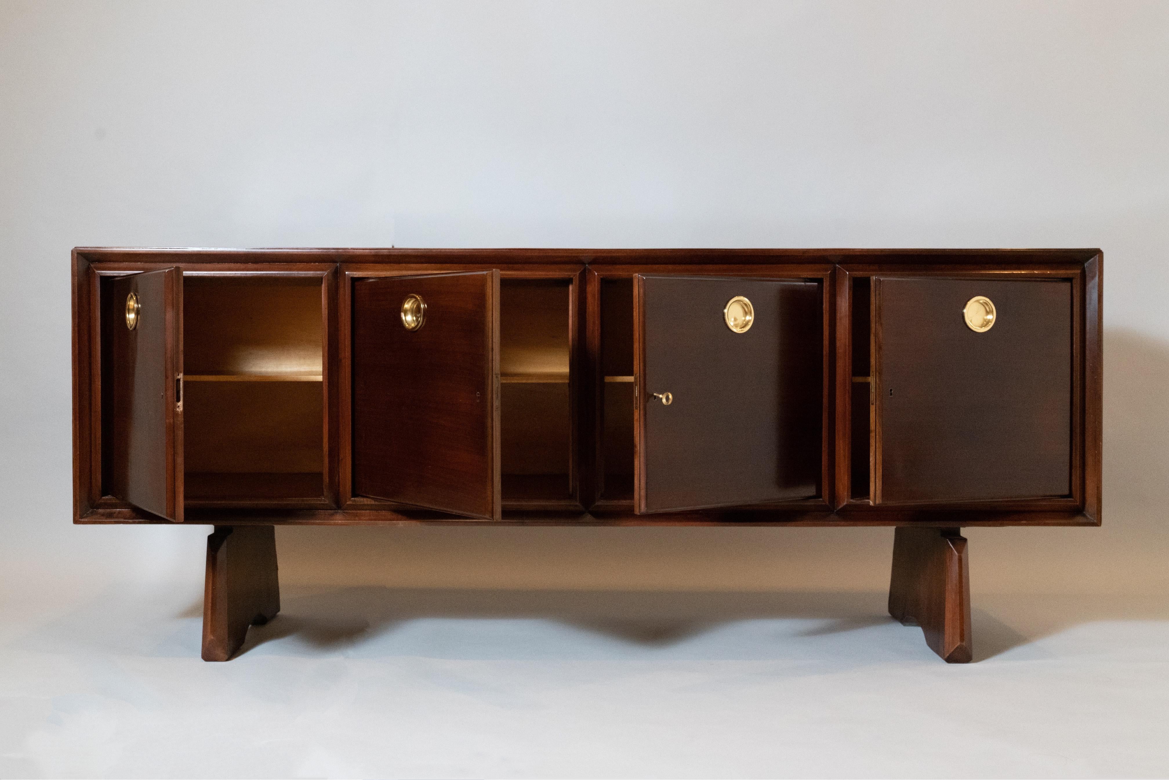 Paolo Buffa: Imposing Four-Door Cabinet in Walnut and Polished Brass, Italy 1950 For Sale 6