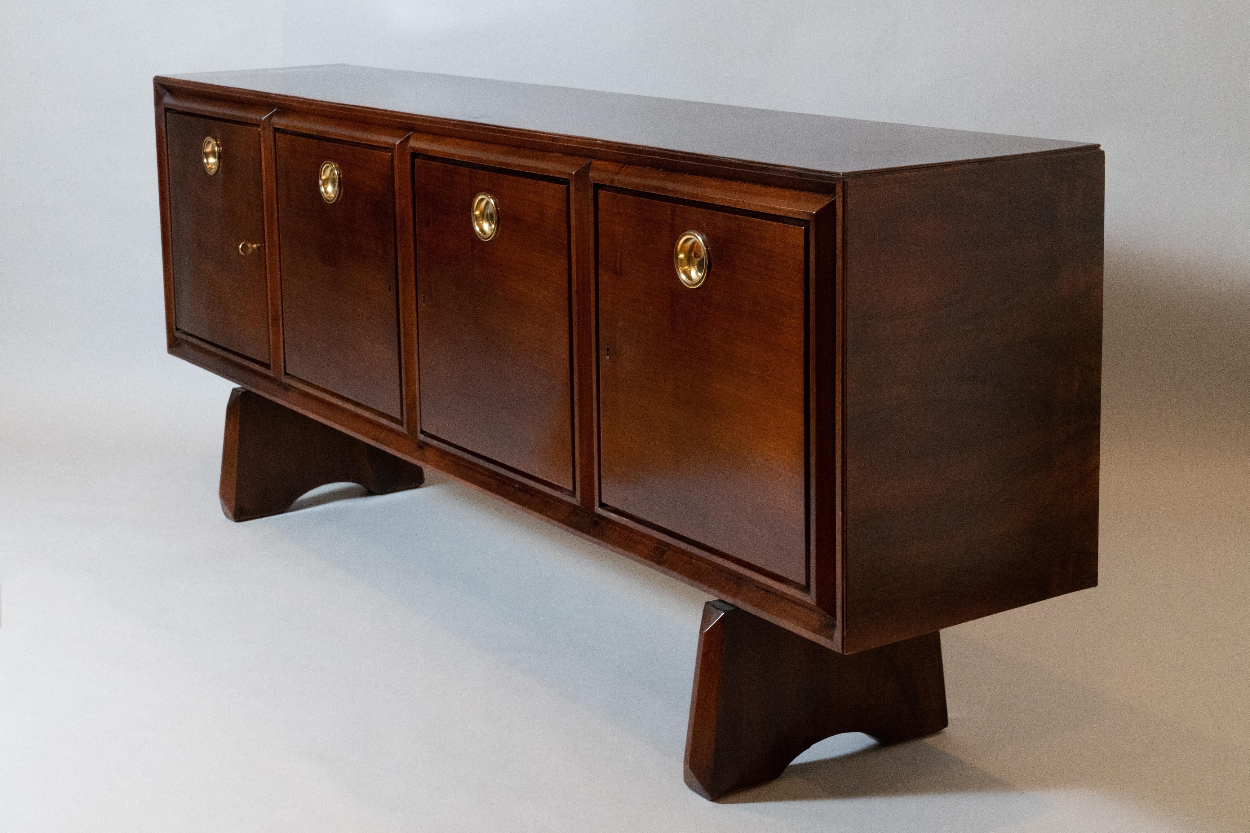 Paolo Buffa: Imposing Four-Door Cabinet in Walnut and Polished Brass, Italy 1950 For Sale 1