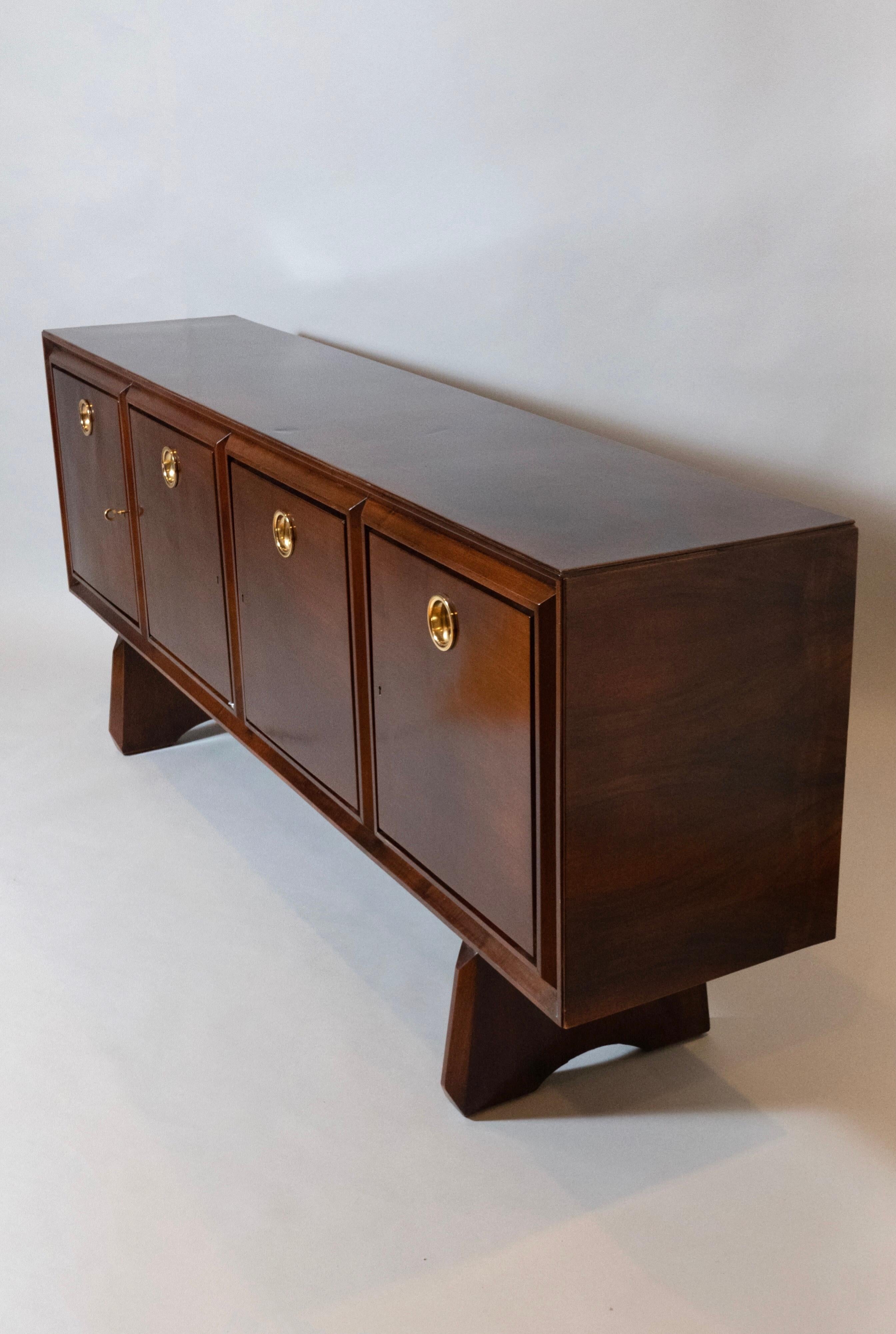 Paolo Buffa: Imposing Four-Door Cabinet in Walnut and Polished Brass, Italy 1950 For Sale 3