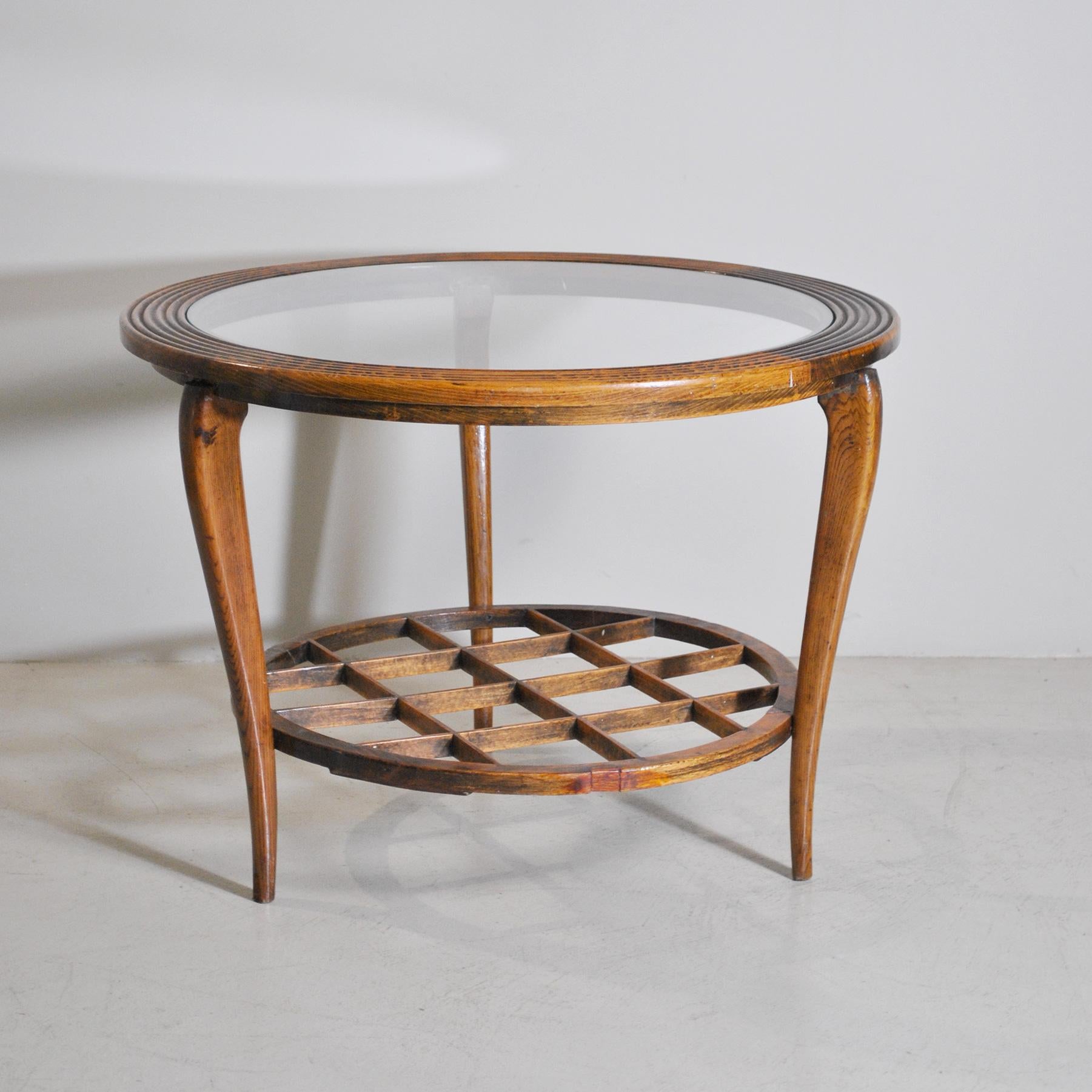 Circular coffee table with glass top lower shelf in intertwined wooden strips Italian production of the 50s by Paolo Buffa.