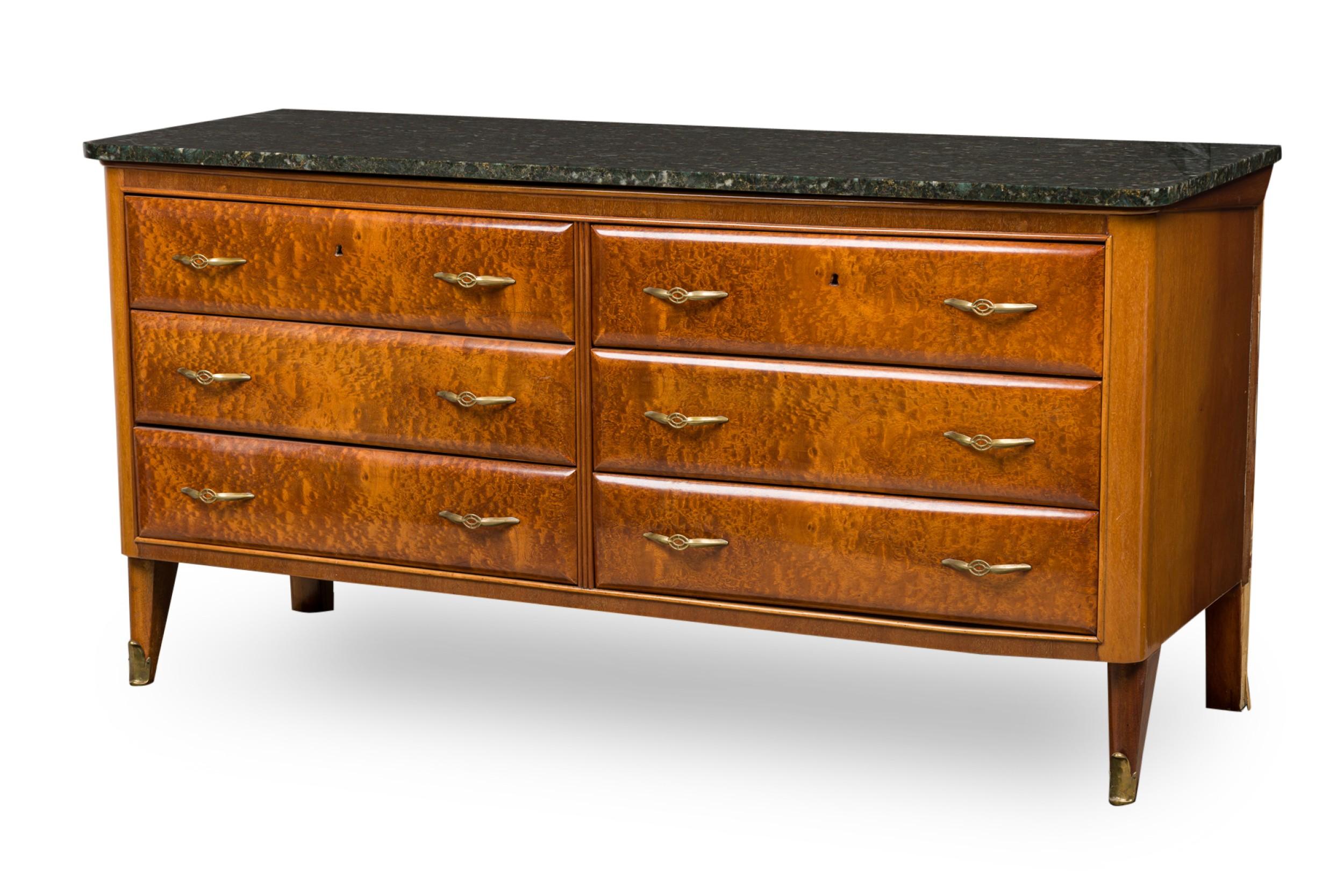 Comò / credenza / cassettone in mogano della metà del secolo scorso con 6 cassetti montati con tiretti in ottone che sostengono un piano in marmo verde scuro/nero, appoggiato su quattro gambe, le due anteriori affusolate e terminanti con sabot in