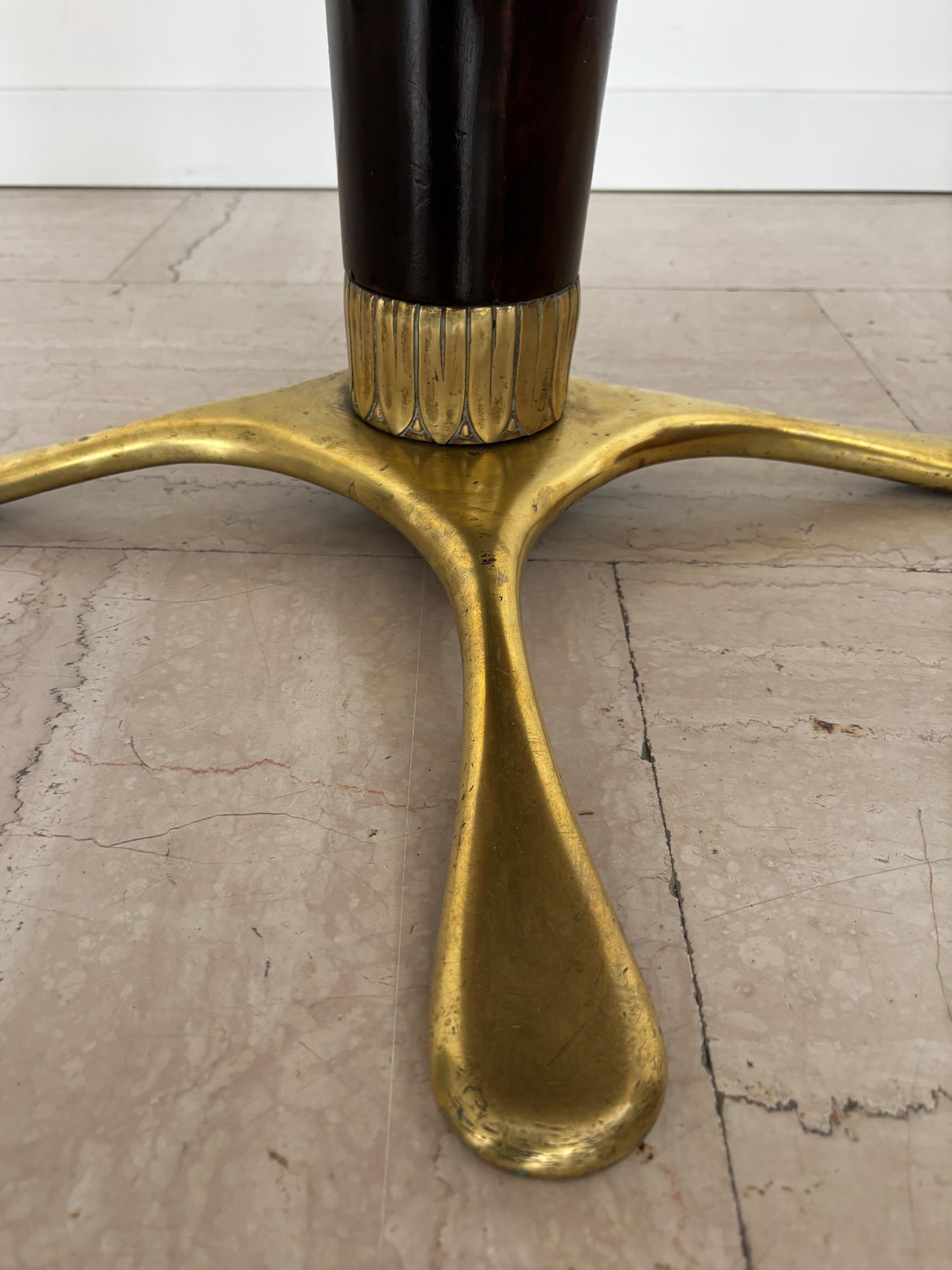 Table de salle à manger ronde en laiton, verre et bois Paolo Buffa, Italie, milieu du siècle, années 1950 en vente 3